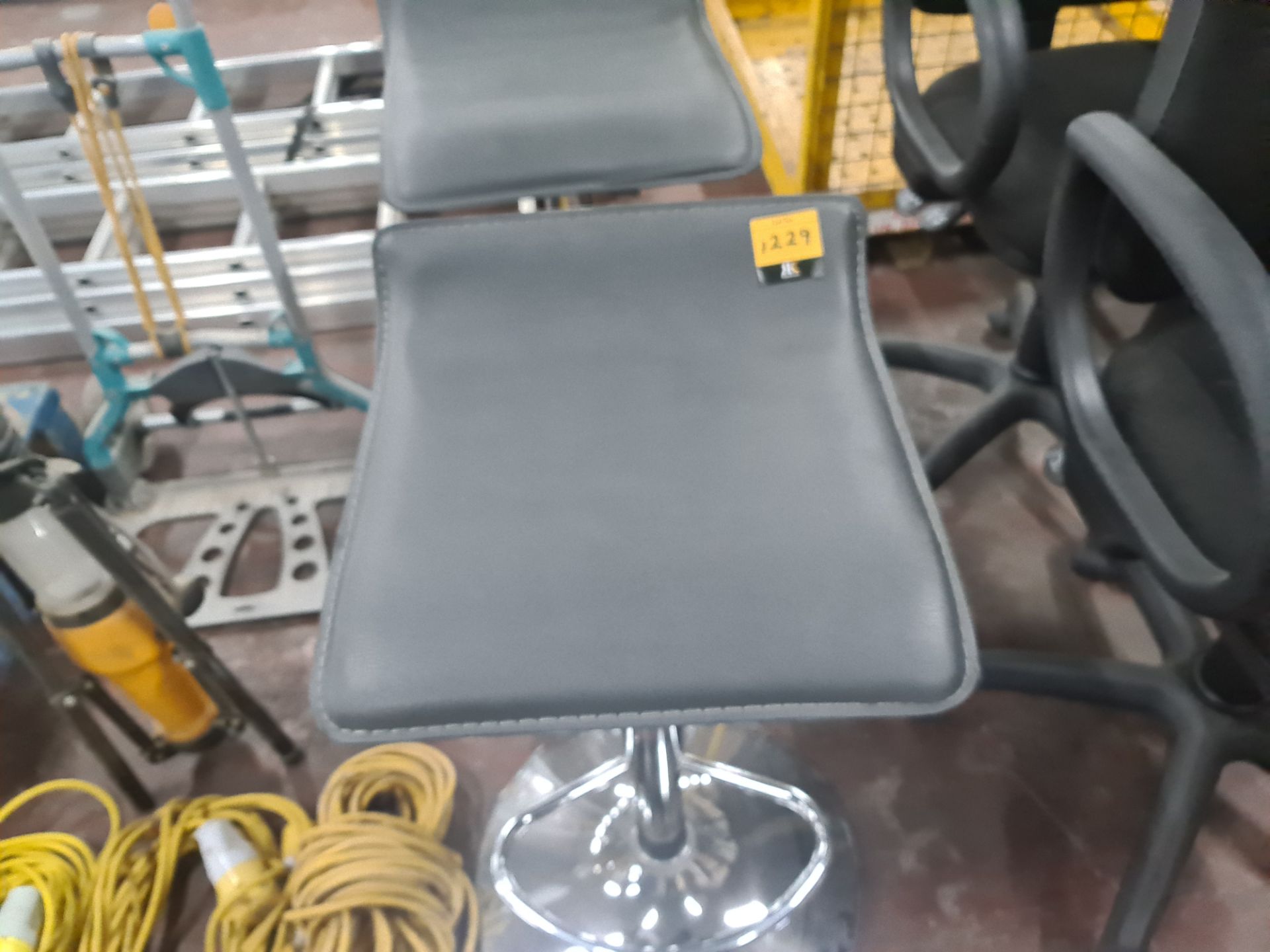 Pair of matching barstools on chrome bases with grey leather/leather look fabric - Image 3 of 4