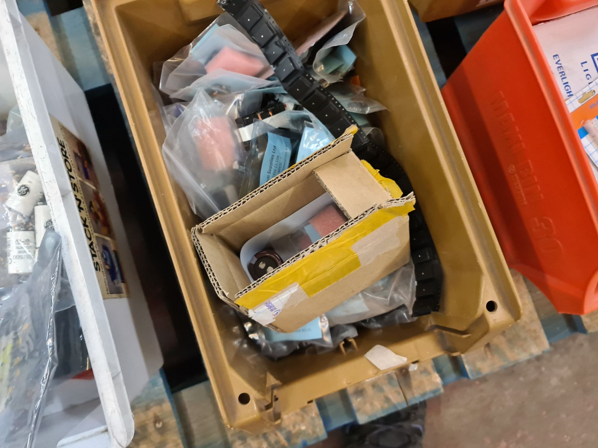 The contents of a pallet of assorted components, parts and spares - Image 5 of 11