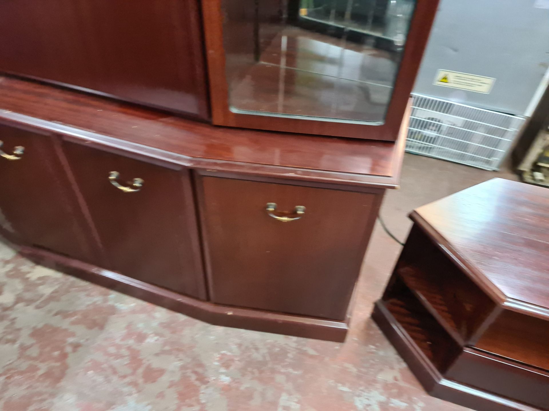 Mahogany coloured furniture lot comprising two piece sideboard/display unit/bar plus matching corner - Image 5 of 11