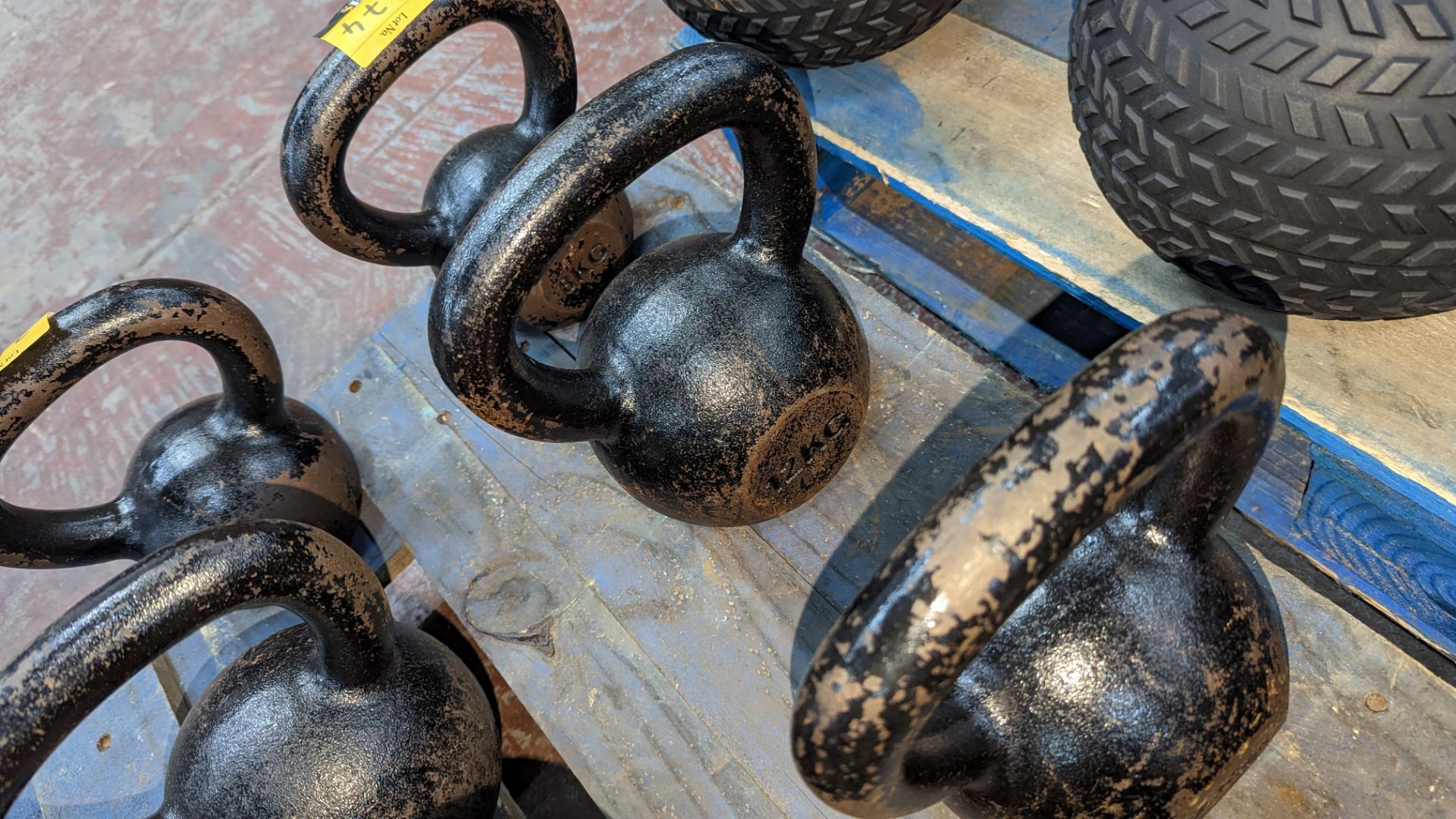 5 off Wolverson kettlebells - this lot comprises 2 x 20kg, 2 x 12kg and 1 x 8kg - Image 9 of 10