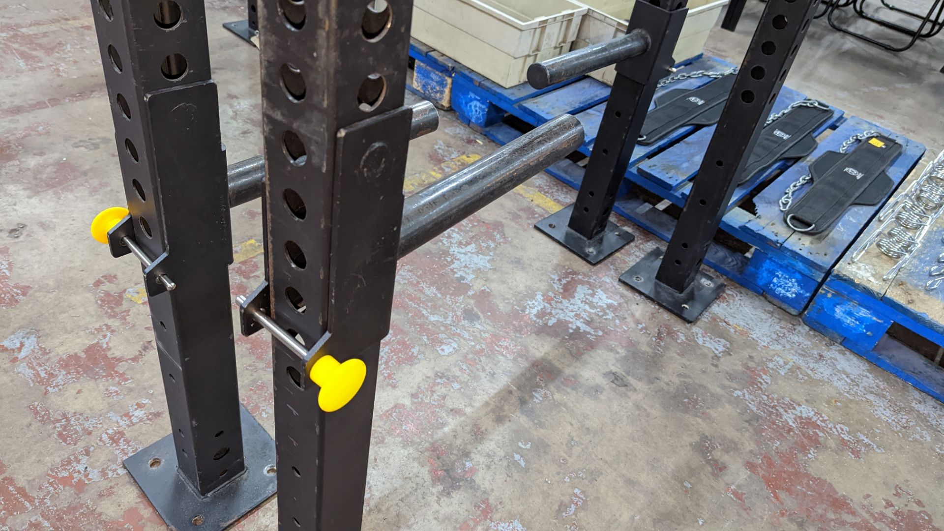 Power Rack comprising four vertical supports (each approximately 250 cms tall), four horizontal rods - Image 8 of 9