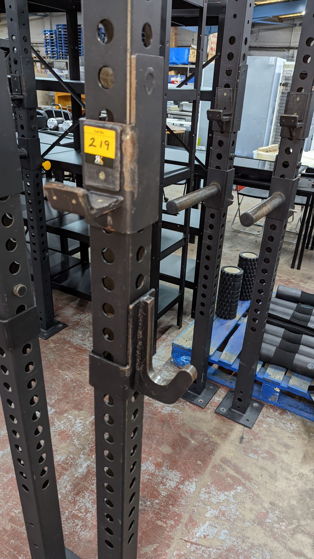 Power Rack comprising four vertical supports (each approximately 250 cms tall), four horizontal rods - Image 5 of 7