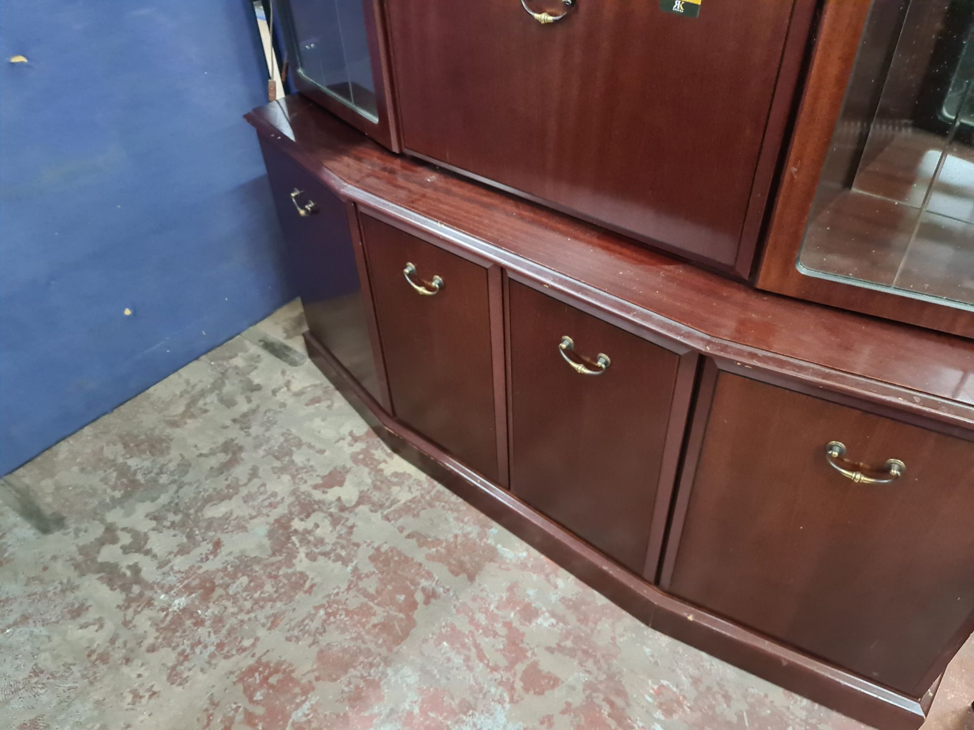 Mahogany coloured furniture lot comprising two piece sideboard/display unit/bar plus matching corner - Image 6 of 11