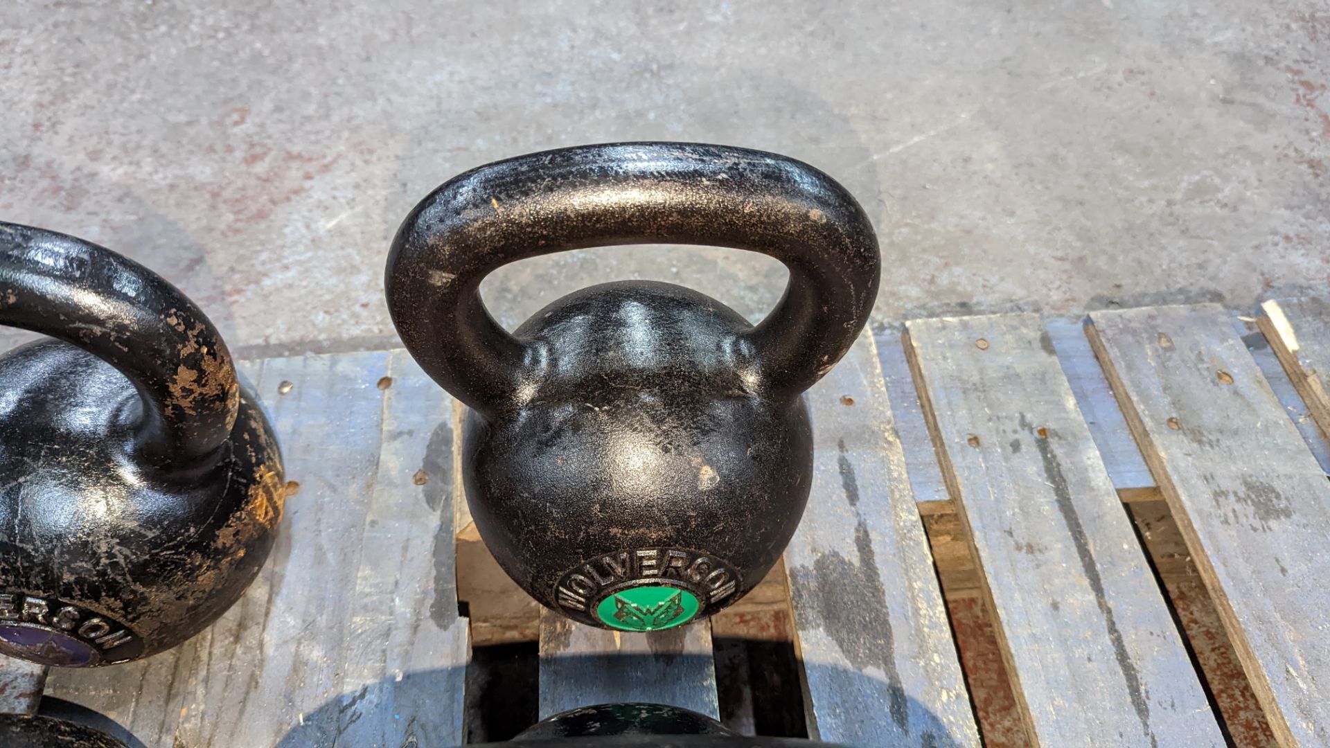 5 off Wolverson kettlebells comprising 1 x 8kg, 1 x 12kg, 1 x 16kg, 1 x 20kg and 1 x 24kg. NB one o - Image 7 of 8