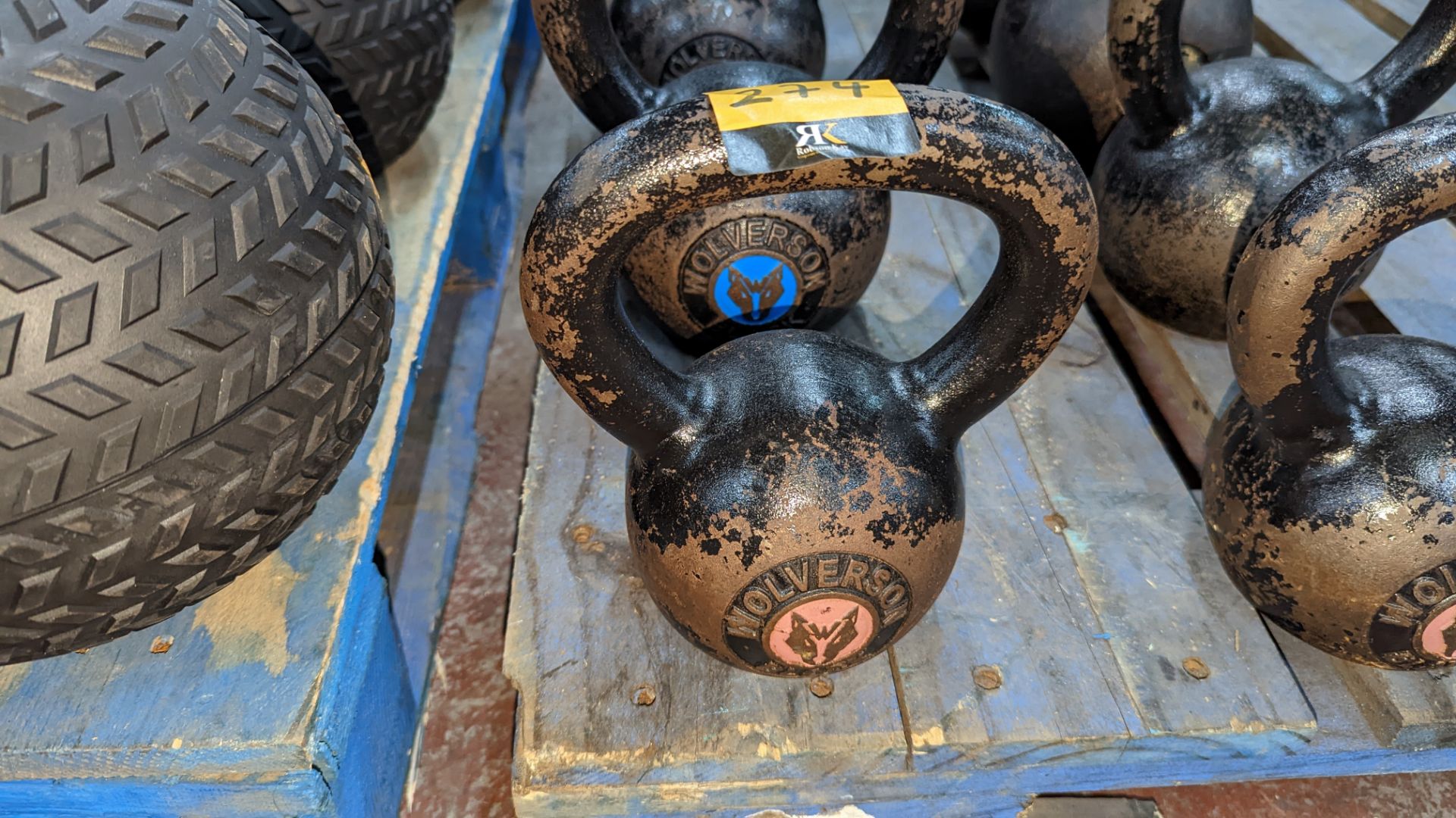 5 off Wolverson kettlebells - this lot comprises 2 x 20kg, 2 x 12kg and 1 x 8kg - Image 3 of 10