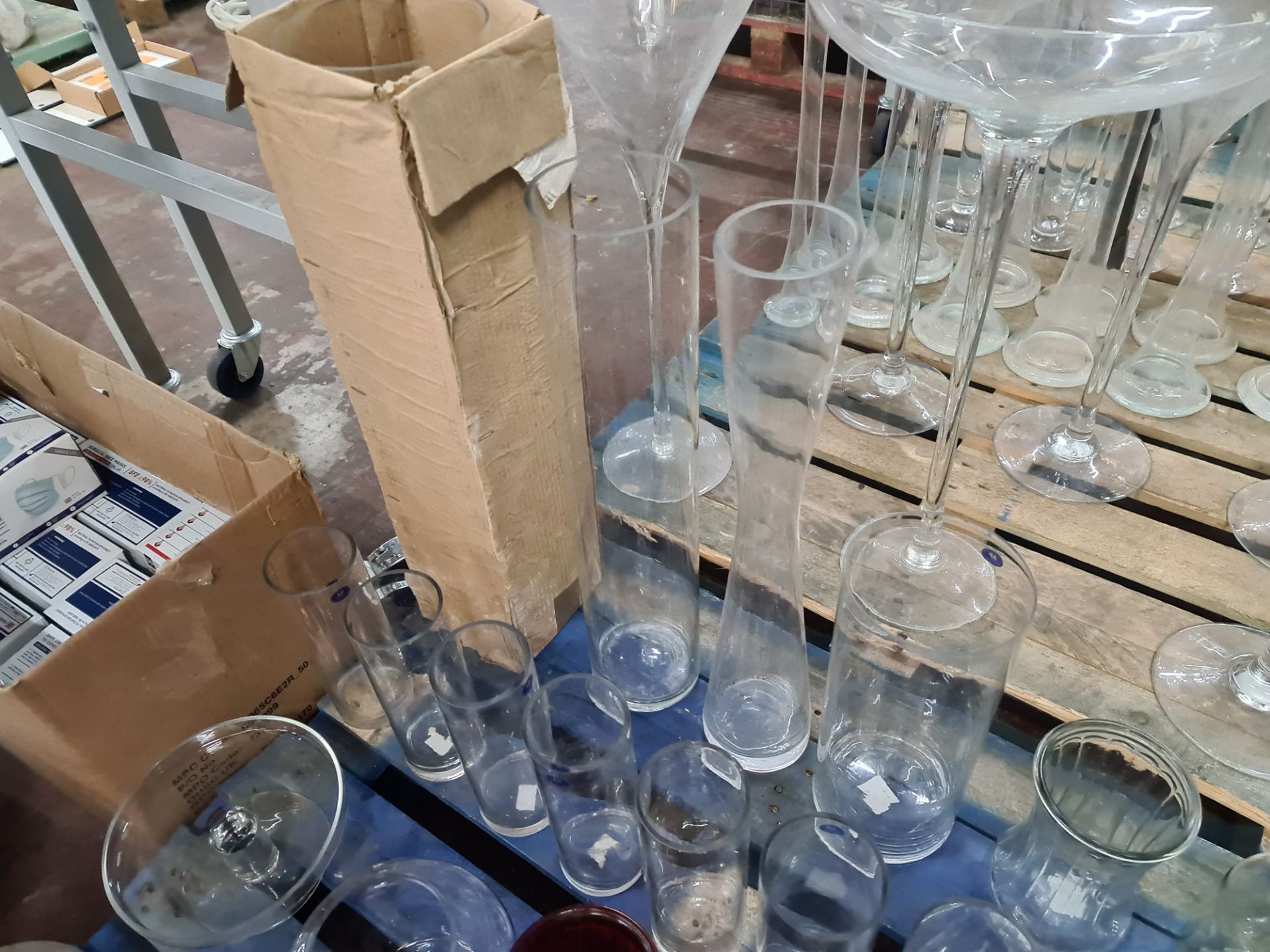 The contents of a pallet of primarily glass vases - pallet excluded - Image 7 of 7