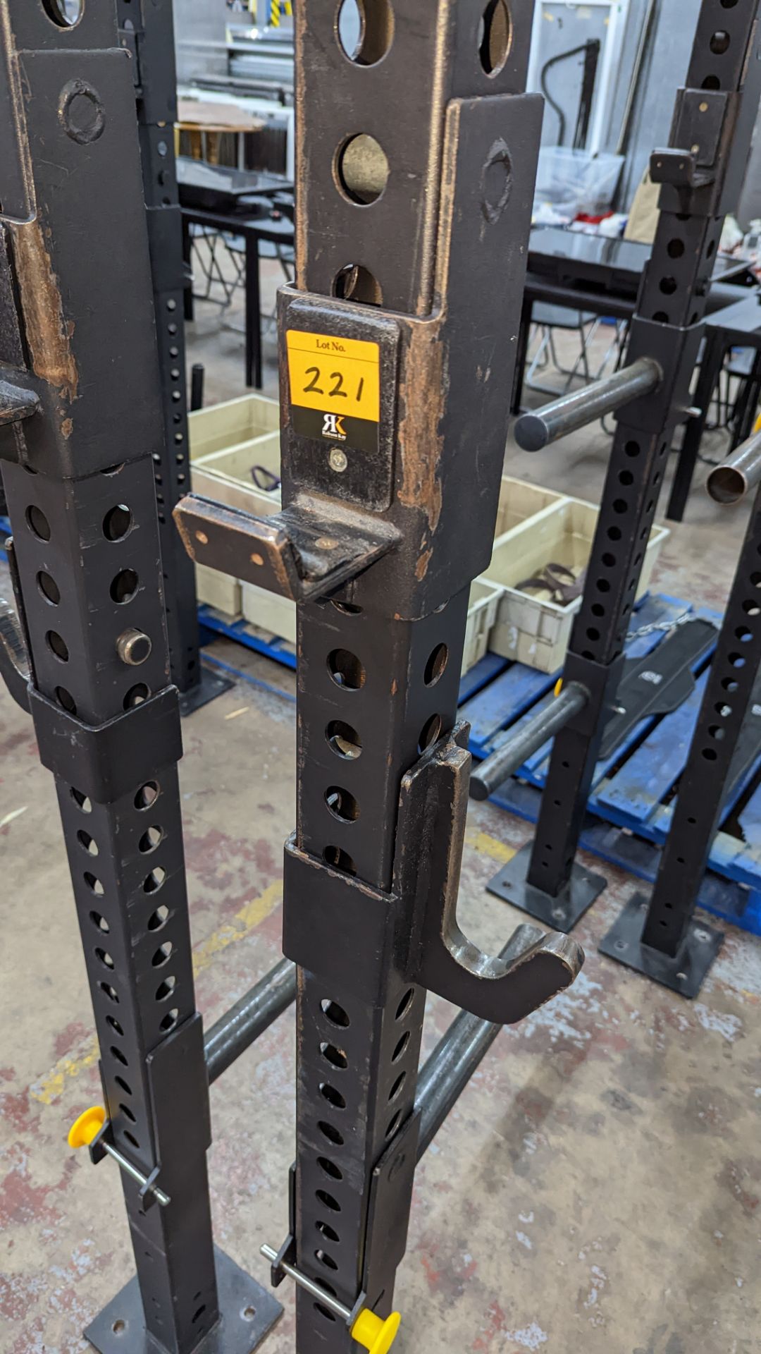 Power Rack comprising four vertical supports (each approximately 250 cms tall), four horizontal rods - Image 5 of 9