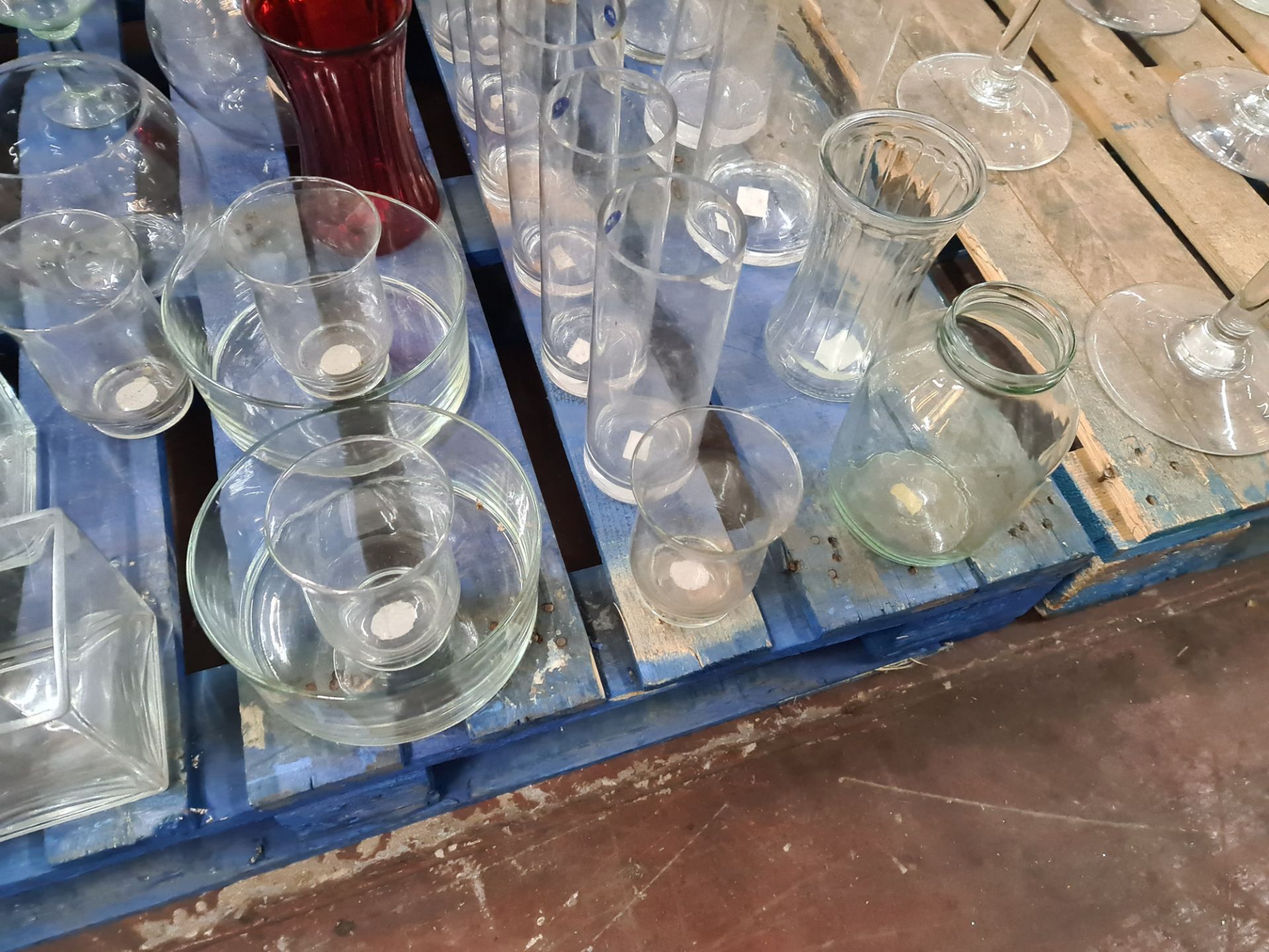 The contents of a pallet of primarily glass vases - pallet excluded - Image 3 of 7