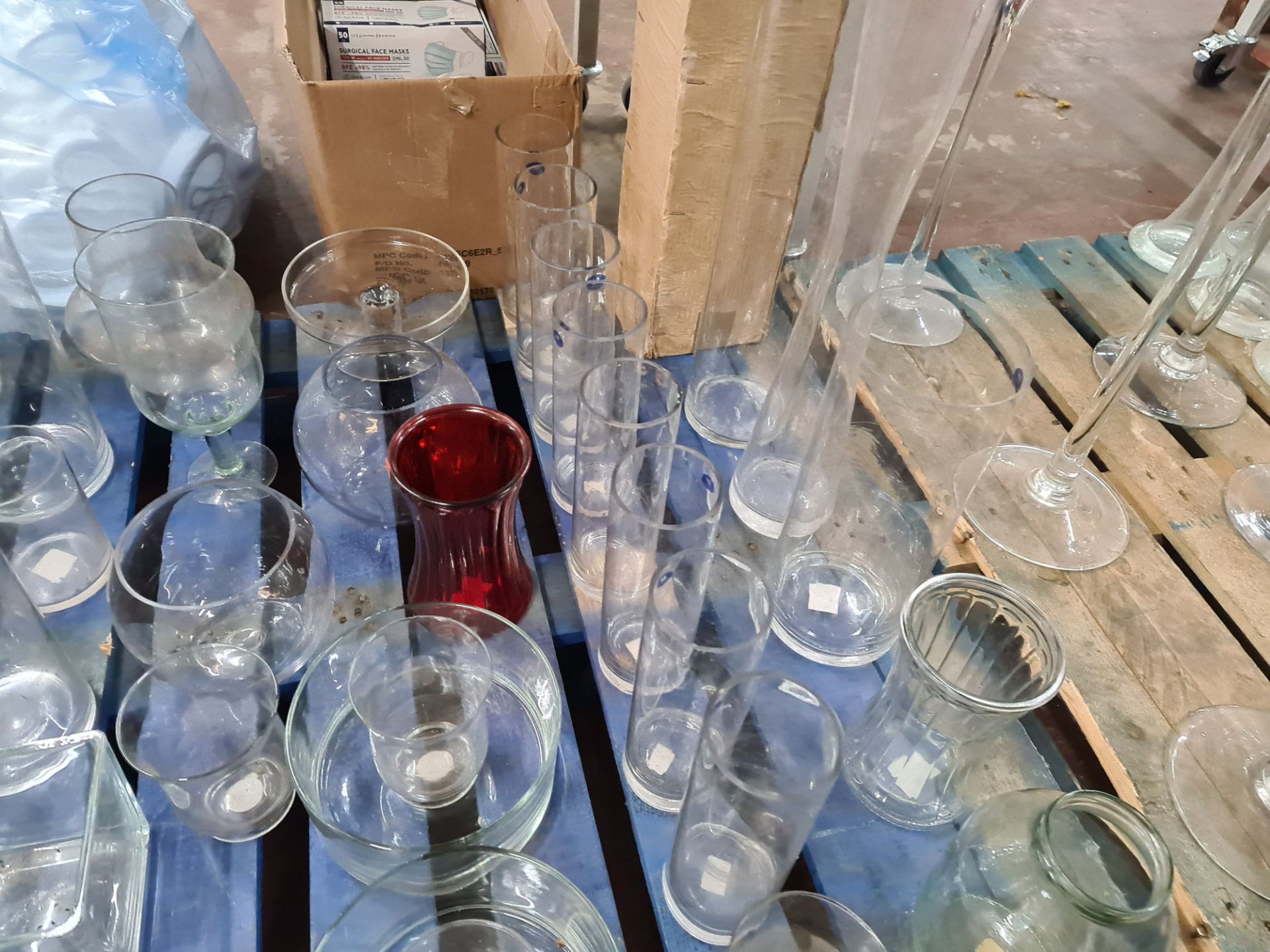 The contents of a pallet of primarily glass vases - pallet excluded - Image 4 of 7