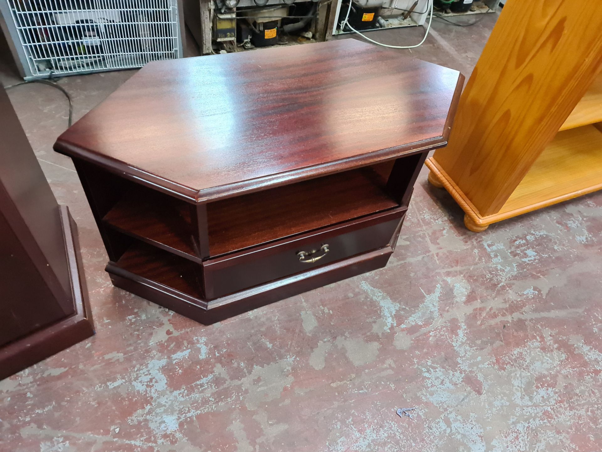 Mahogany coloured furniture lot comprising two piece sideboard/display unit/bar plus matching corner - Image 4 of 11