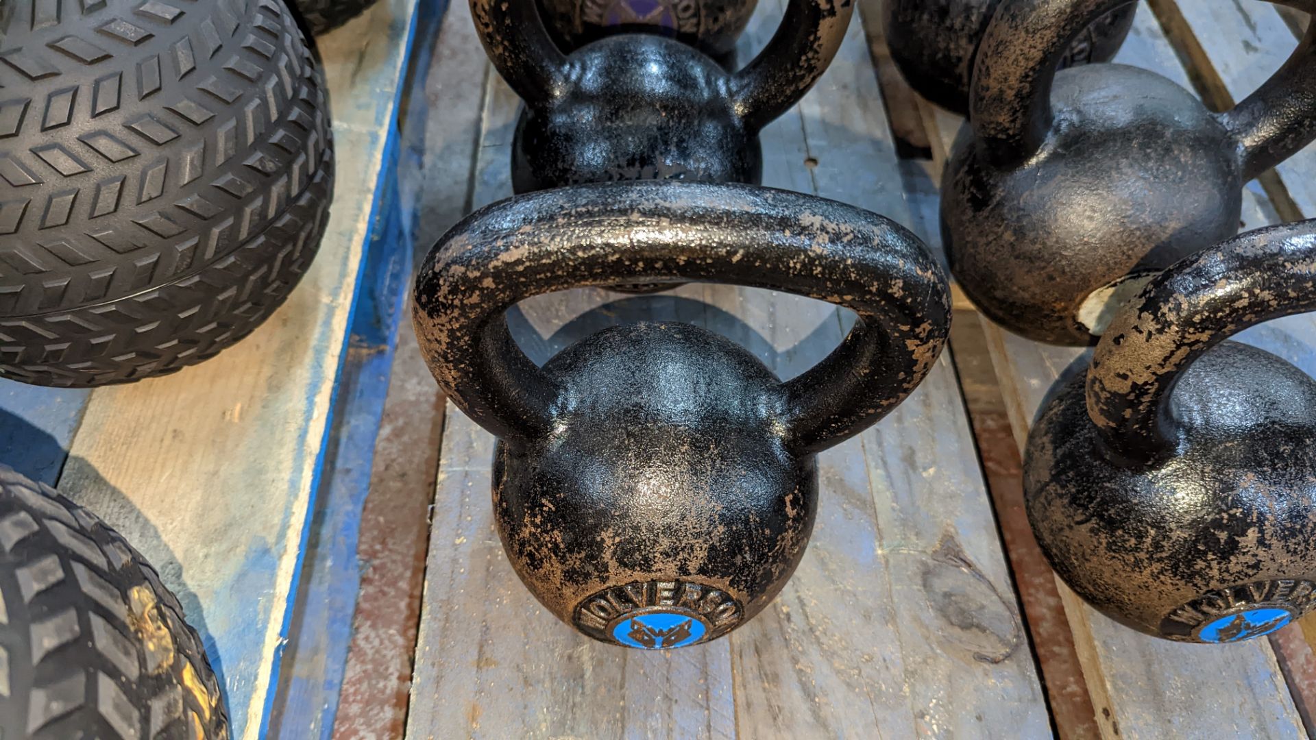 5 off Wolverson kettlebells - this lot comprises 2 x 20kg, 2 x 12kg and 1 x 8kg - Image 4 of 10