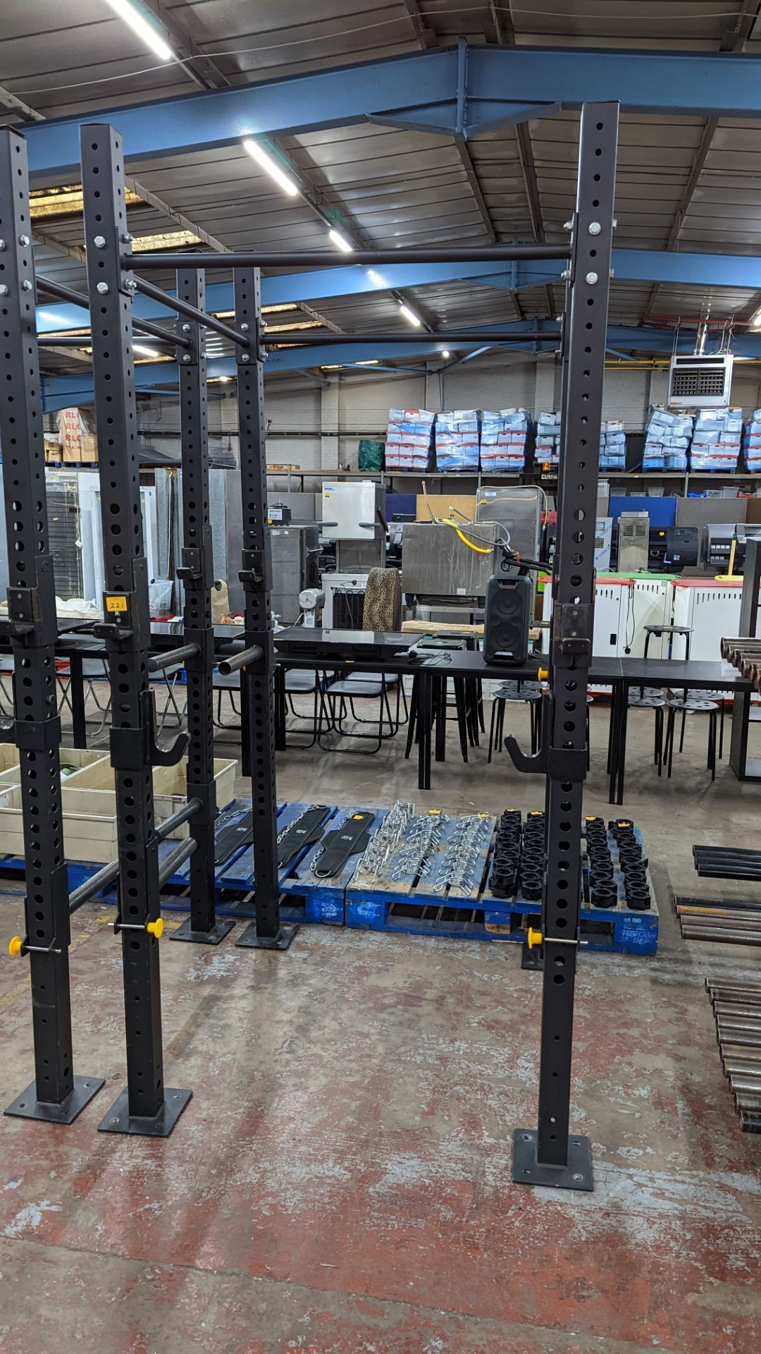 Power Rack comprising four vertical supports (each approximately 250 cms tall), four horizontal rods - Image 2 of 9