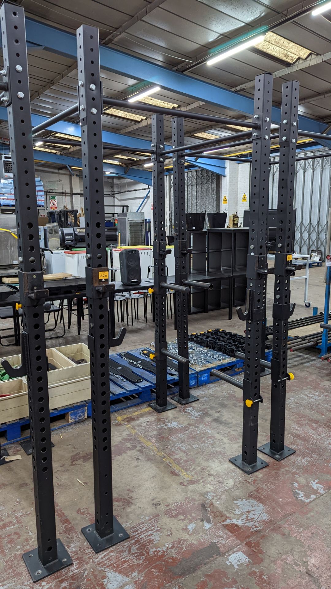 Power Rack comprising four vertical supports (each approximately 250 cms tall), four horizontal rods - Image 2 of 9