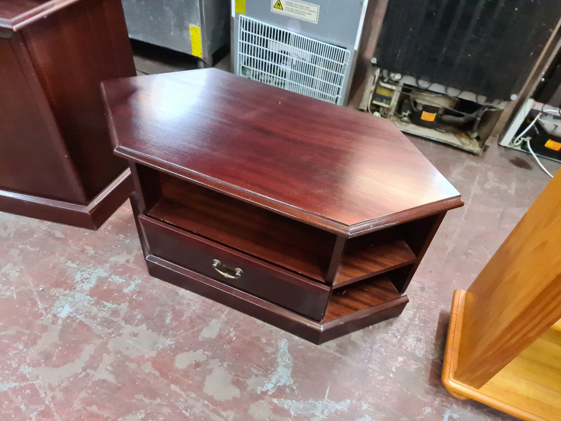 Mahogany coloured furniture lot comprising two piece sideboard/display unit/bar plus matching corner - Image 2 of 11