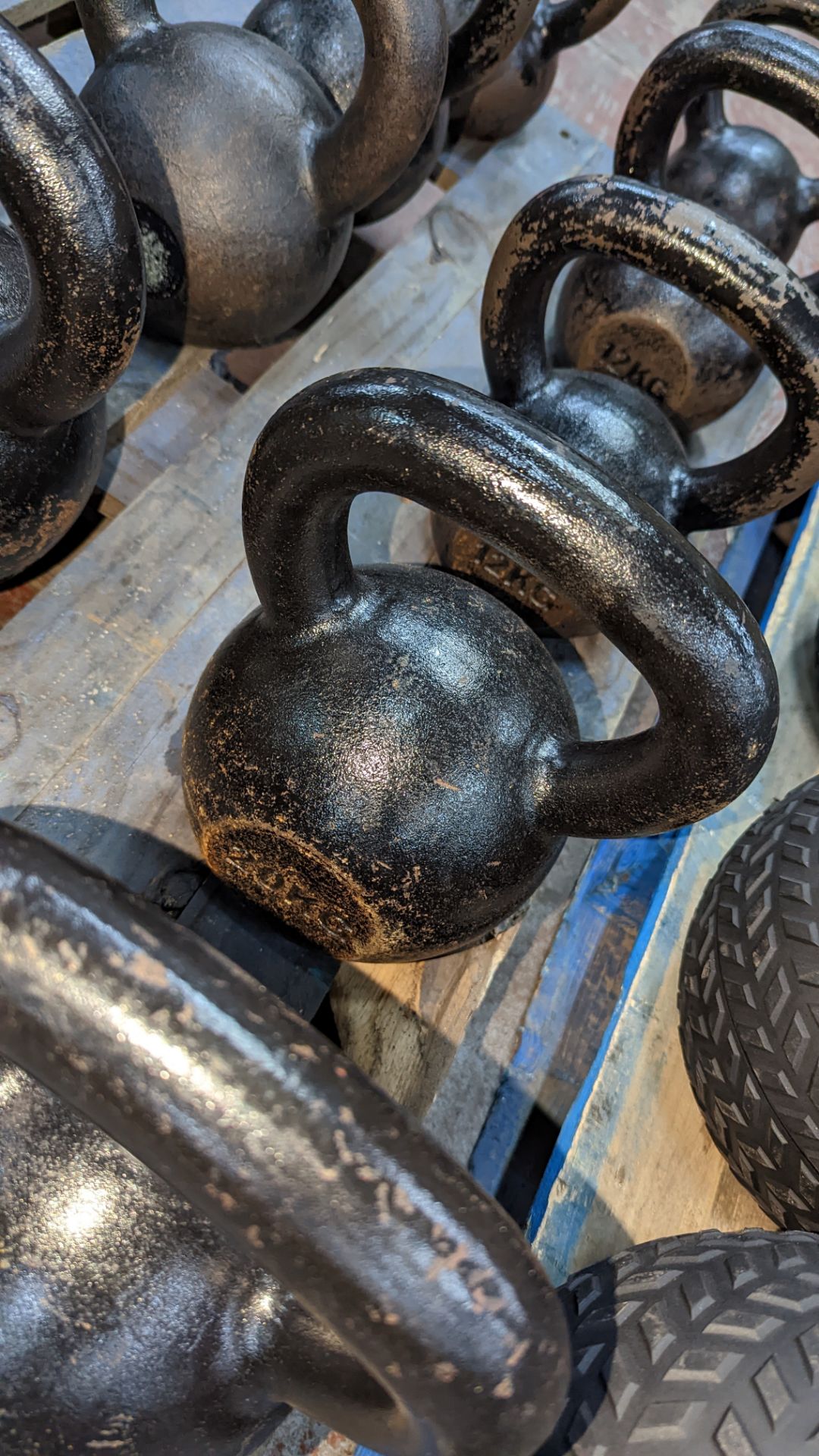 5 off Wolverson kettlebells - this lot comprises 2 x 20kg, 2 x 12kg and 1 x 8kg - Image 7 of 10