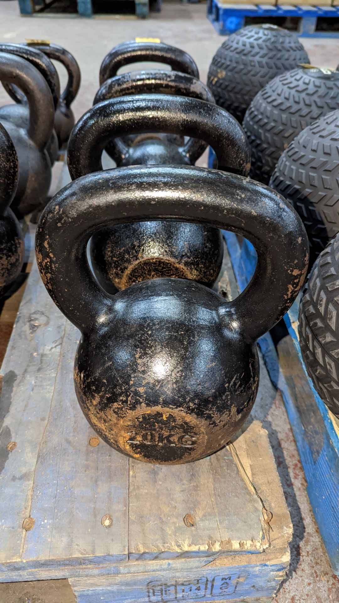 5 off Wolverson kettlebells - this lot comprises 2 x 20kg, 2 x 12kg and 1 x 8kg - Image 6 of 10