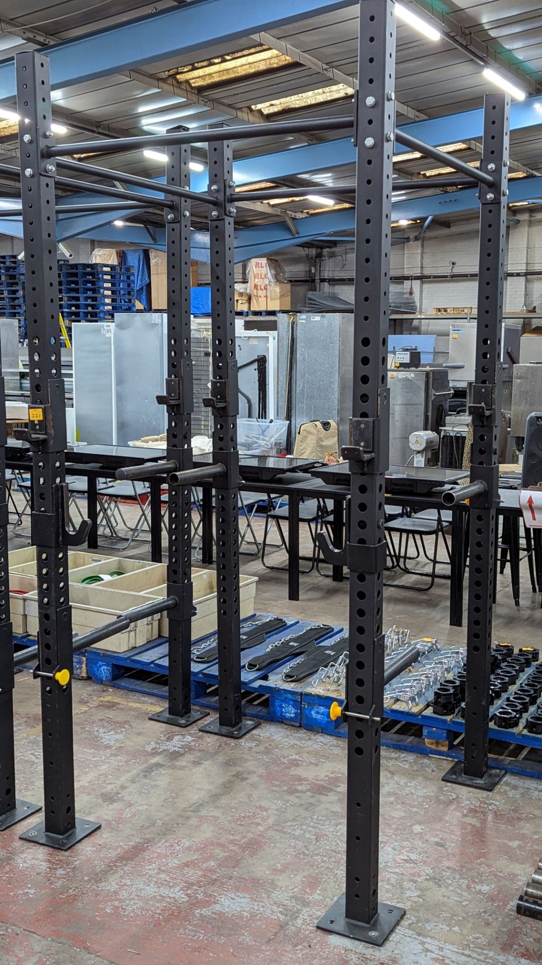 Power Rack comprising four vertical supports (each approximately 250 cms tall), four horizontal rods - Image 3 of 9