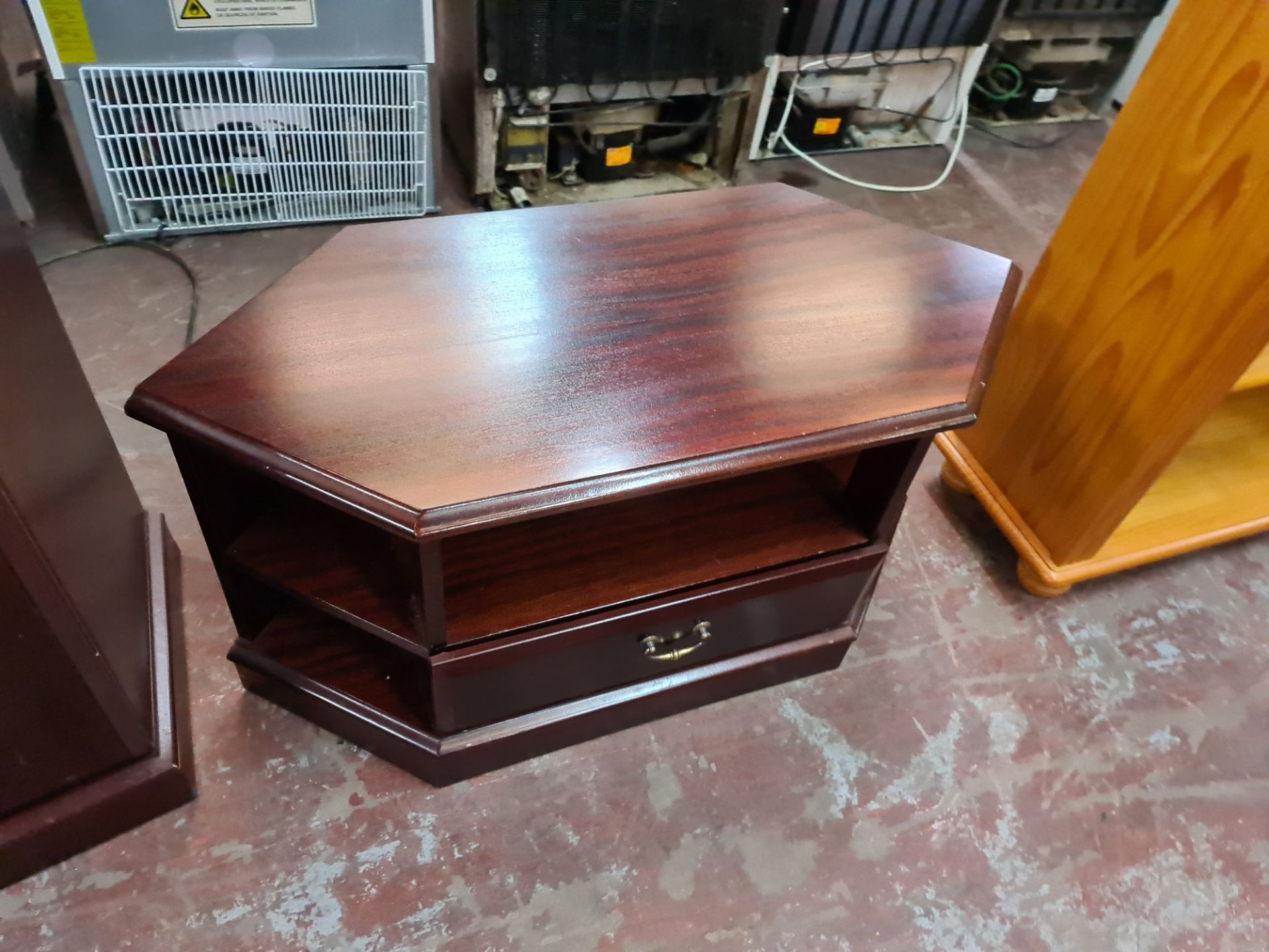 Mahogany coloured furniture lot comprising two piece sideboard/display unit/bar plus matching corner - Image 3 of 11