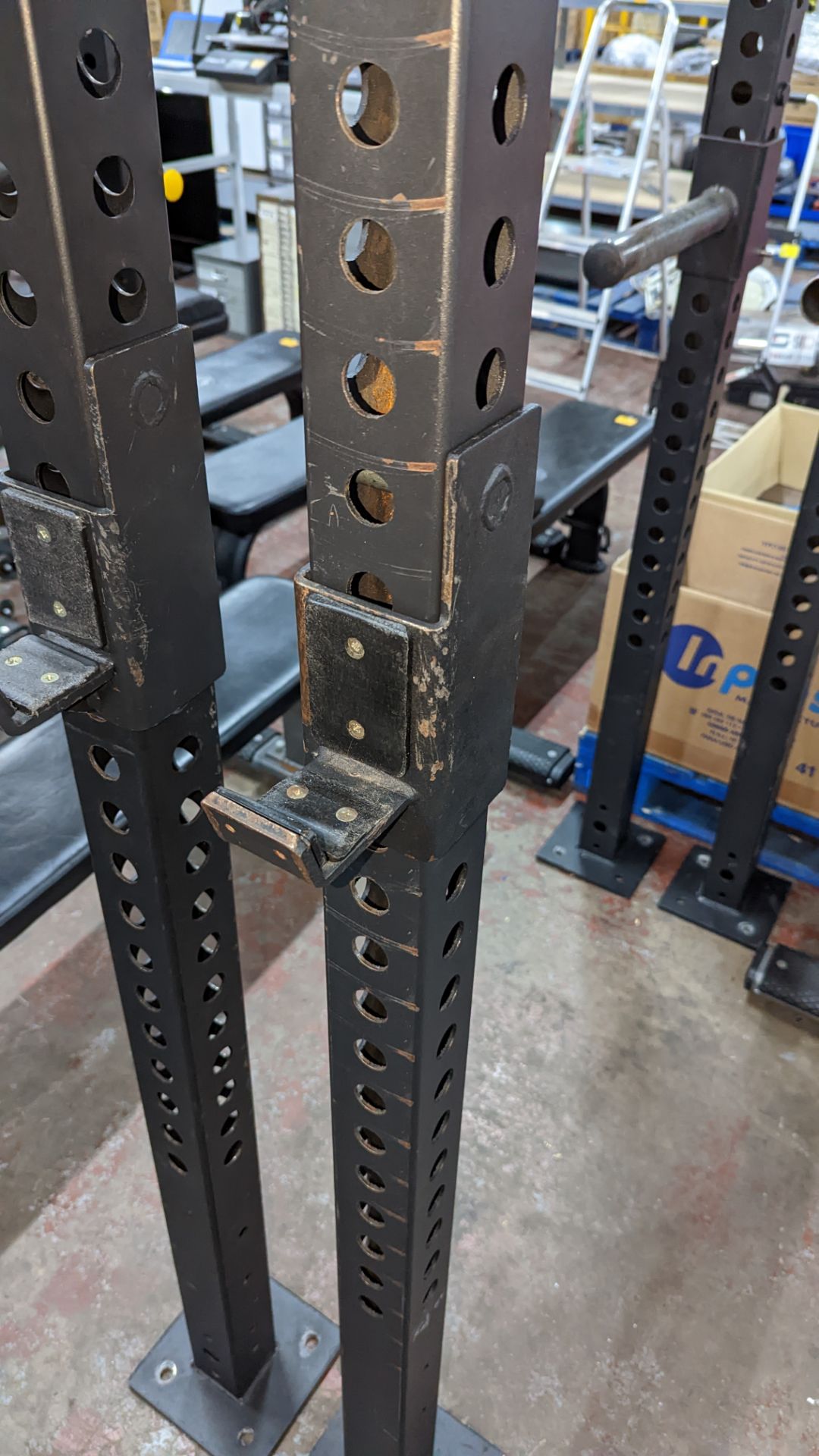 Power Rack comprising four vertical supports (each approximately 250 cms tall), four horizontal rods - Image 5 of 7