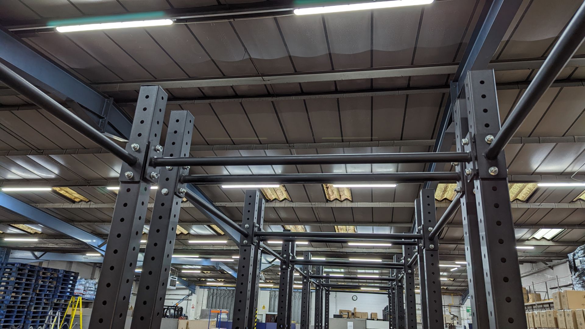 Power Rack comprising four vertical supports (each approximately 250 cms tall), four horizontal rods - Image 8 of 10
