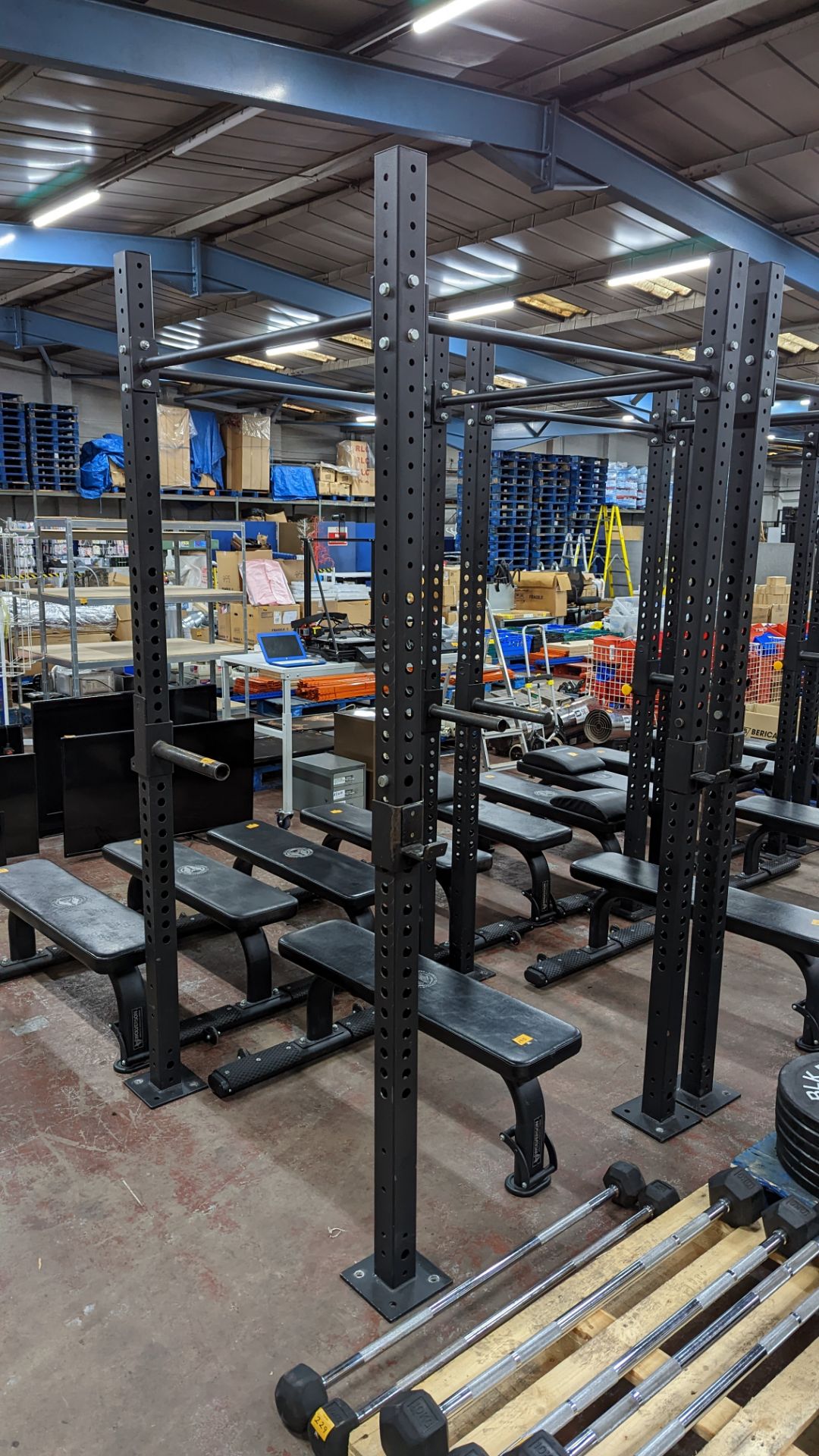 Power Rack comprising four vertical supports (each approximately 250 cms tall), four horizontal rods - Image 3 of 10