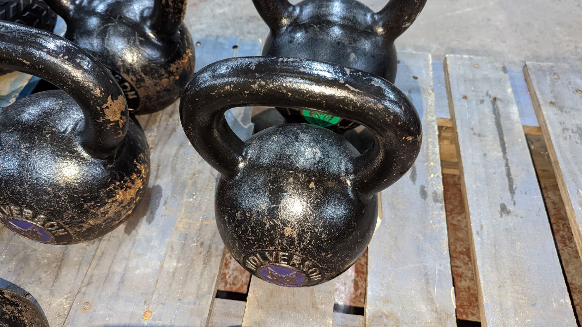 5 off Wolverson kettlebells comprising 1 x 8kg, 1 x 12kg, 1 x 16kg, 1 x 20kg and 1 x 24kg. NB one o - Image 6 of 8