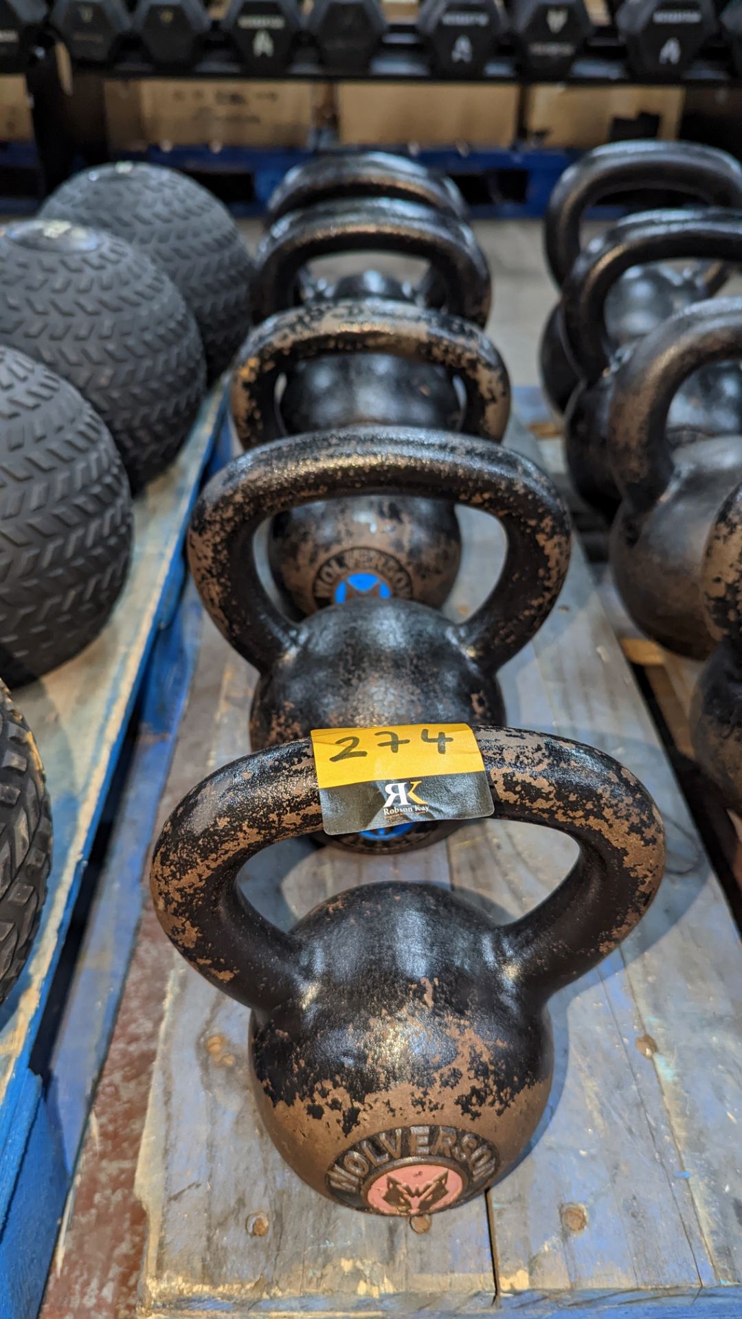 5 off Wolverson kettlebells - this lot comprises 2 x 20kg, 2 x 12kg and 1 x 8kg - Image 2 of 10