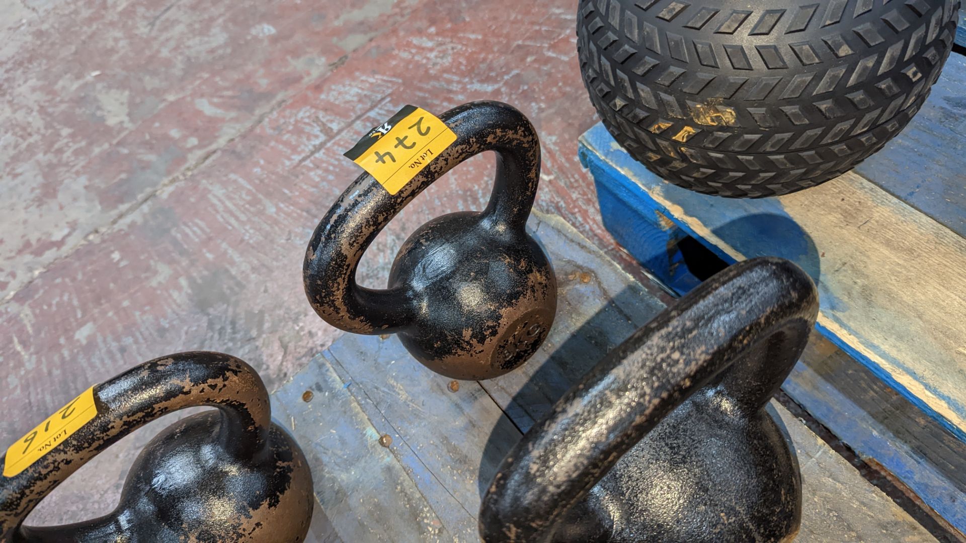 5 off Wolverson kettlebells - this lot comprises 2 x 20kg, 2 x 12kg and 1 x 8kg - Image 10 of 10