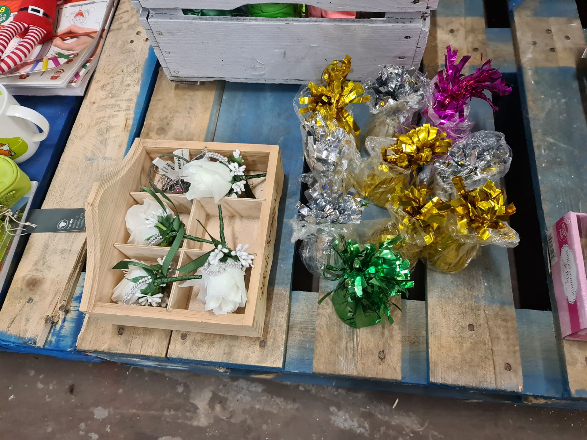 Quantity of table decorations, balloons, confetti poppers and similar - the contents of a pallet - Image 2 of 7