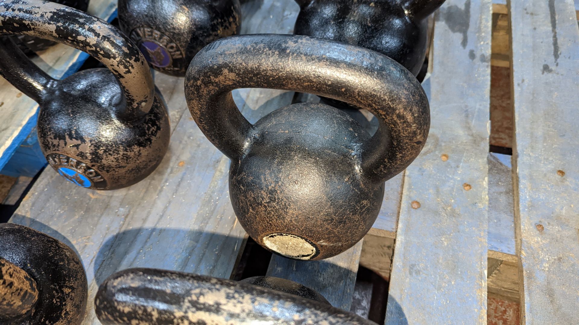 5 off Wolverson kettlebells comprising 1 x 8kg, 1 x 12kg, 1 x 16kg, 1 x 20kg and 1 x 24kg. NB one o - Image 5 of 8