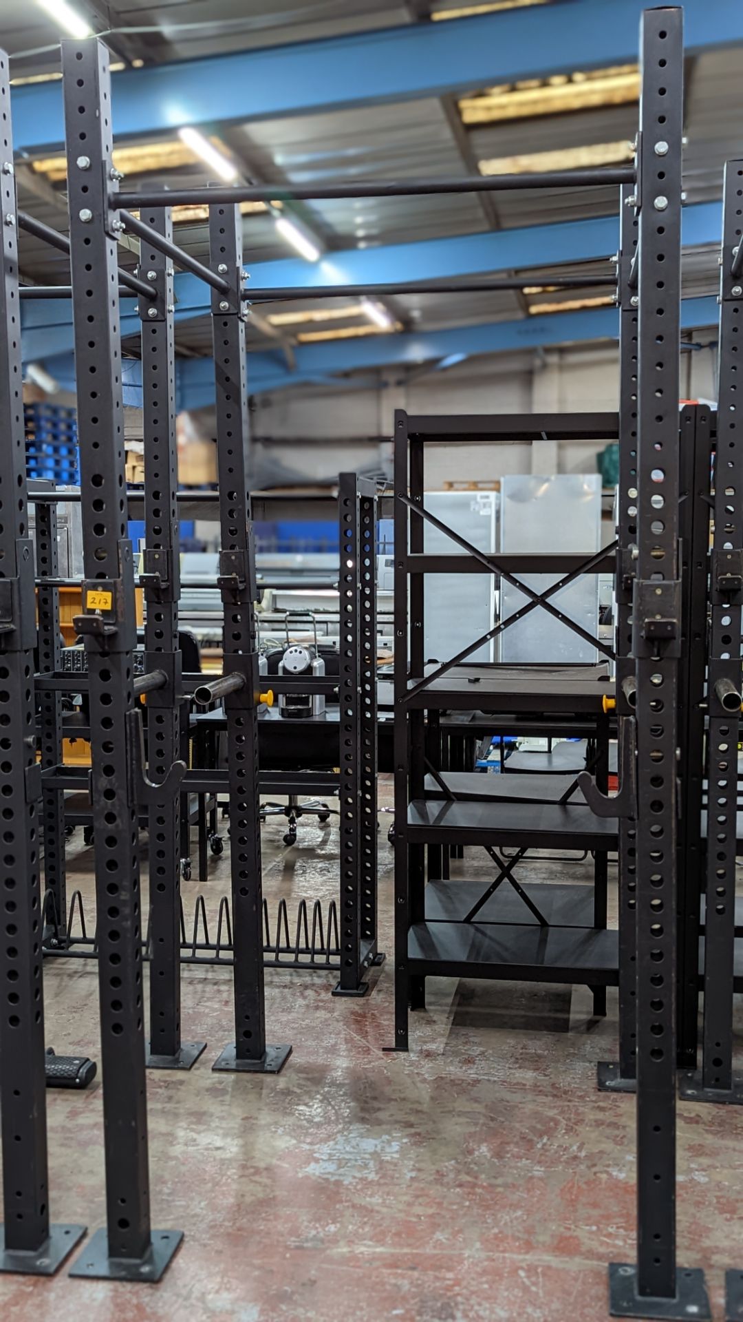 Power Rack comprising four vertical supports (each approximately 250 cms tall), four horizontal rods - Image 3 of 7