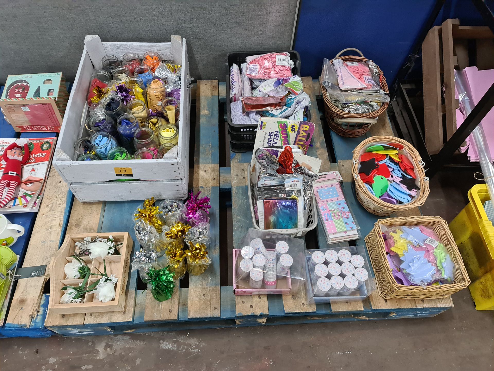 Quantity of table decorations, balloons, confetti poppers and similar - the contents of a pallet
