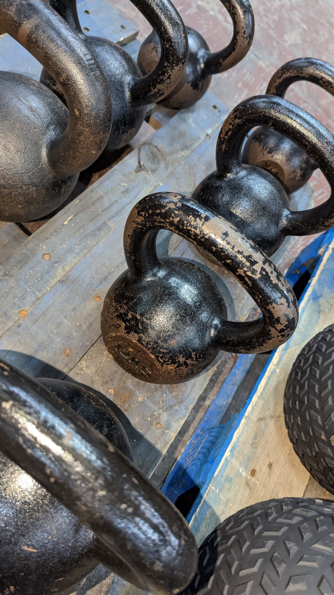 5 off Wolverson kettlebells - this lot comprises 2 x 20kg, 2 x 12kg and 1 x 8kg - Image 8 of 10