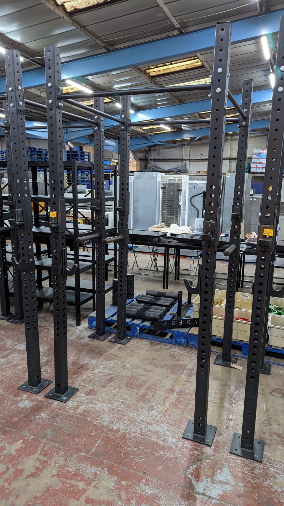 Power Rack comprising four vertical supports (each approximately 250 cms tall), four horizontal rods - Image 2 of 7