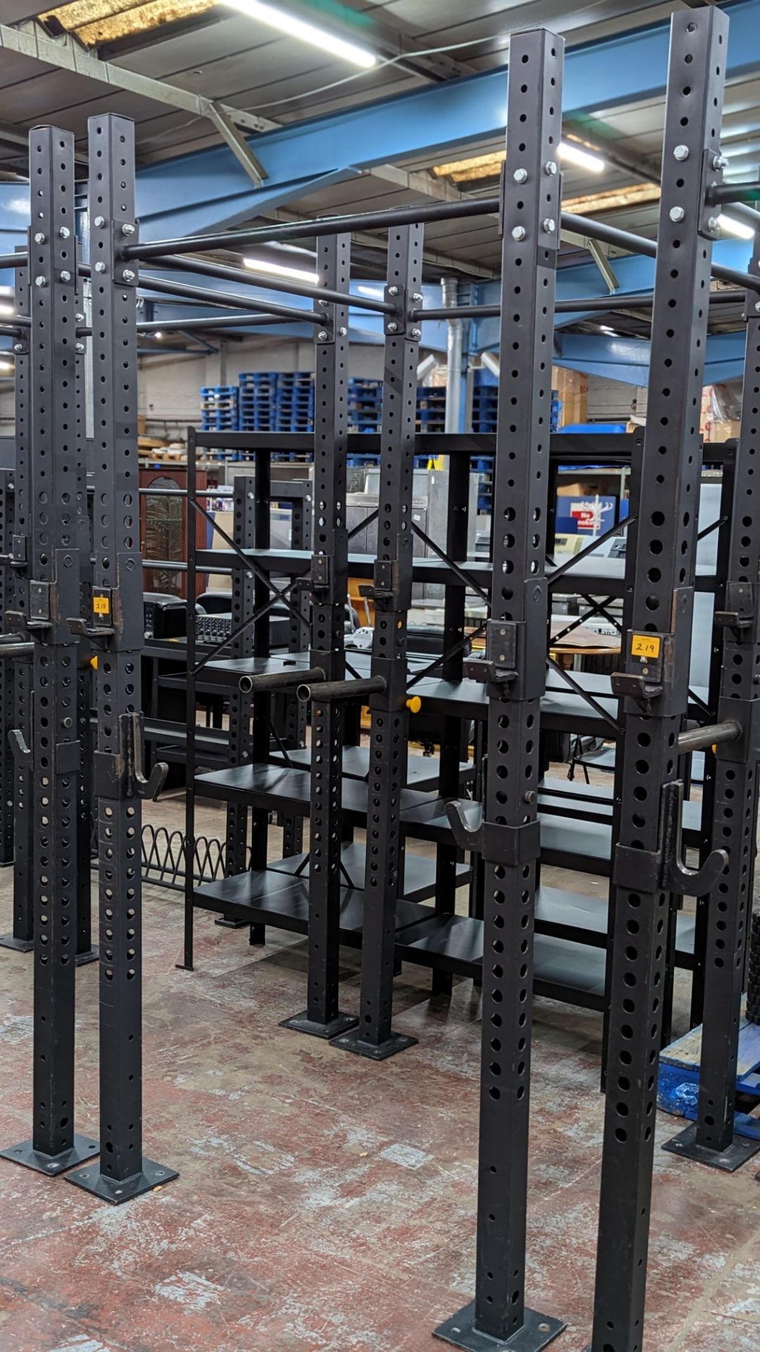 Power Rack comprising four vertical supports (each approximately 250 cms tall), four horizontal rods - Image 3 of 7