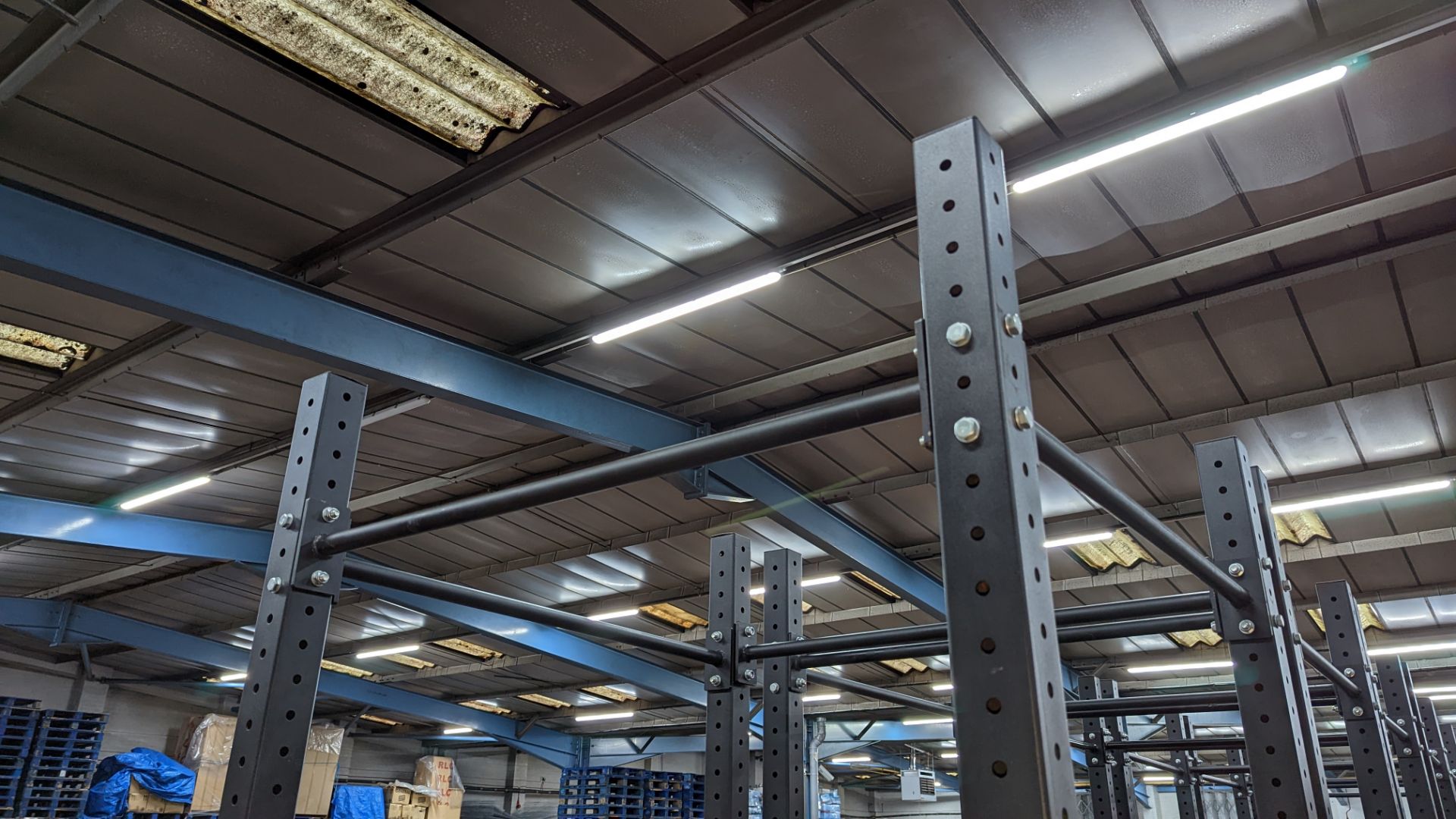 Power Rack comprising four vertical supports (each approximately 250 cms tall), four horizontal rods - Image 9 of 10