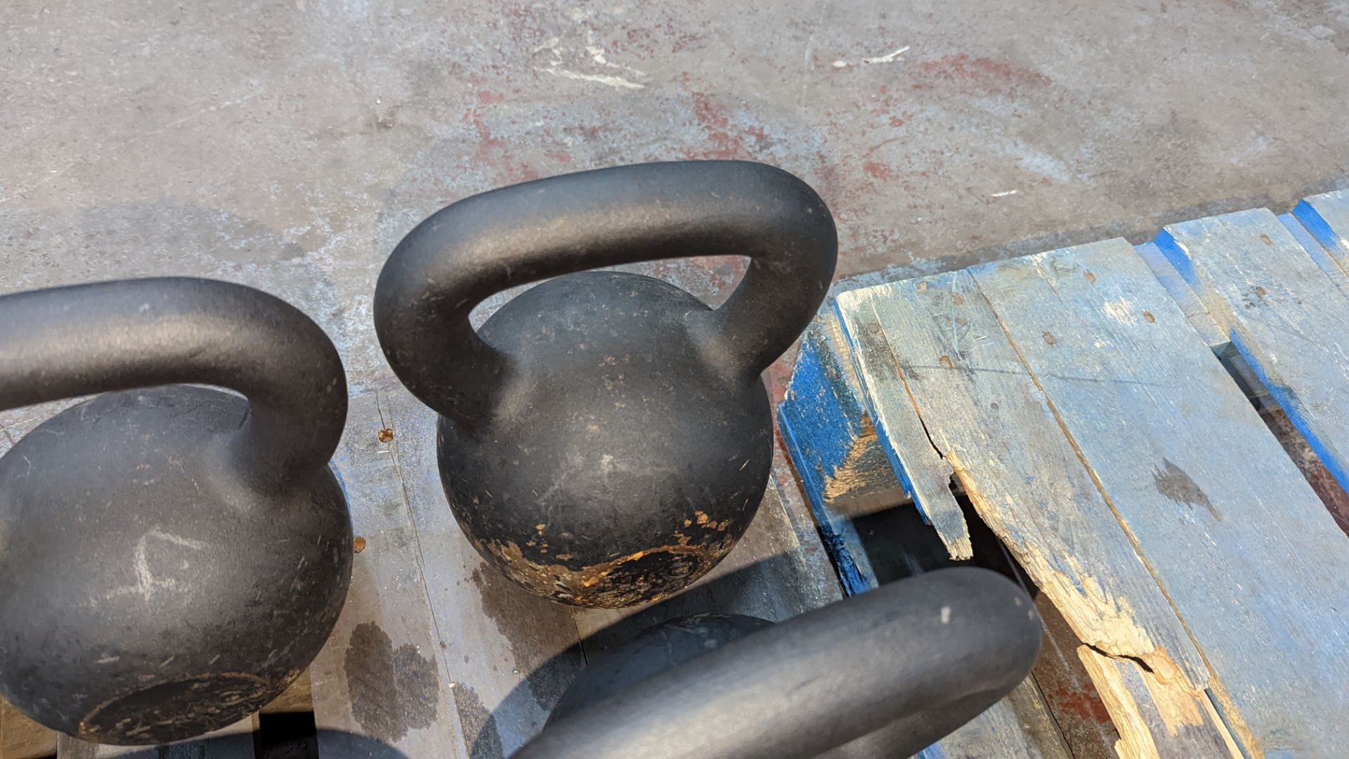 5 off kettlebells - 1 x 8kg, 1 x 12kg, 1 x 16kg, 1 x 20kg and 1 x 24kg - Image 8 of 8