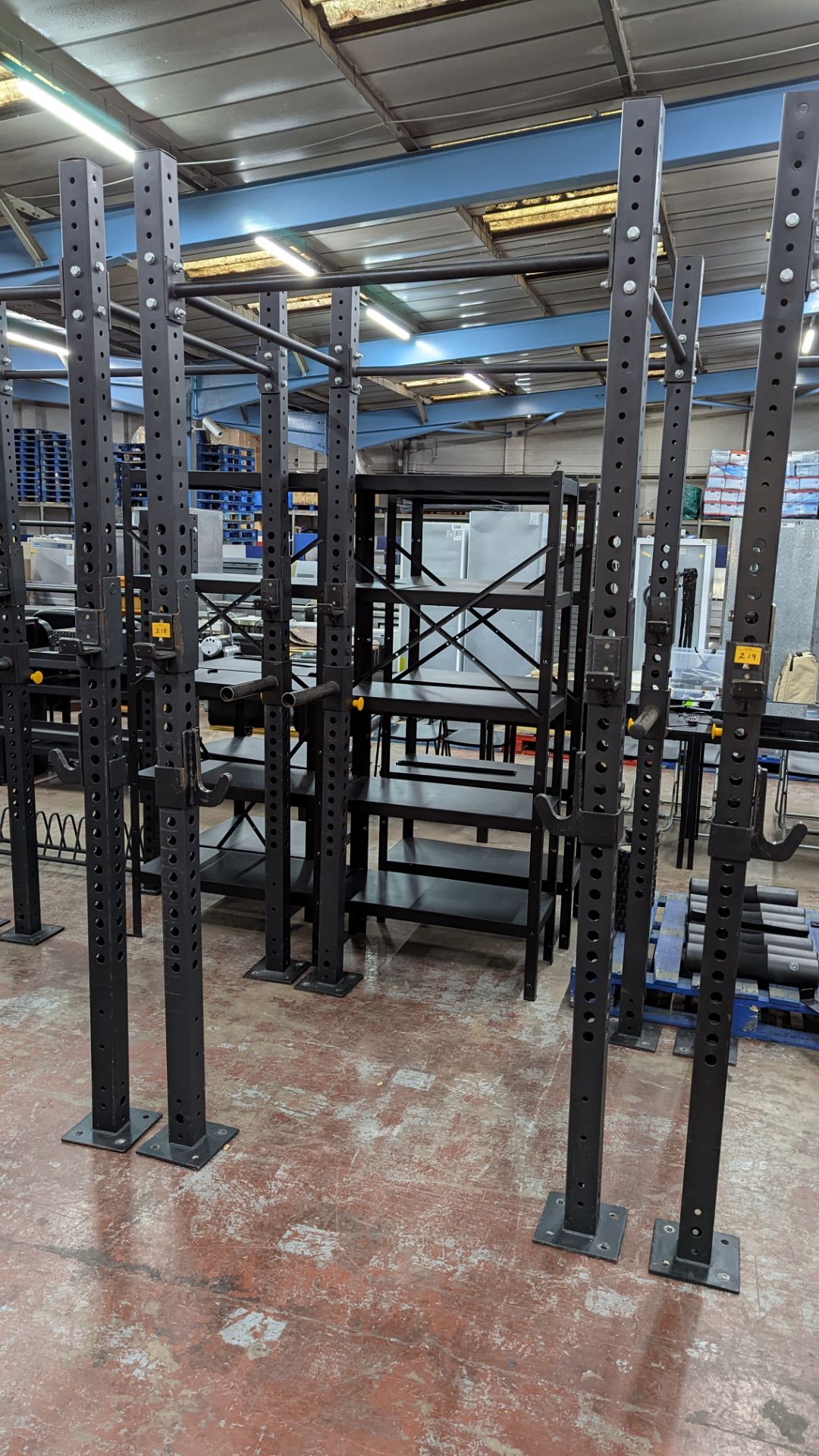 Power Rack comprising four vertical supports (each approximately 250 cms tall), four horizontal rods - Image 2 of 7