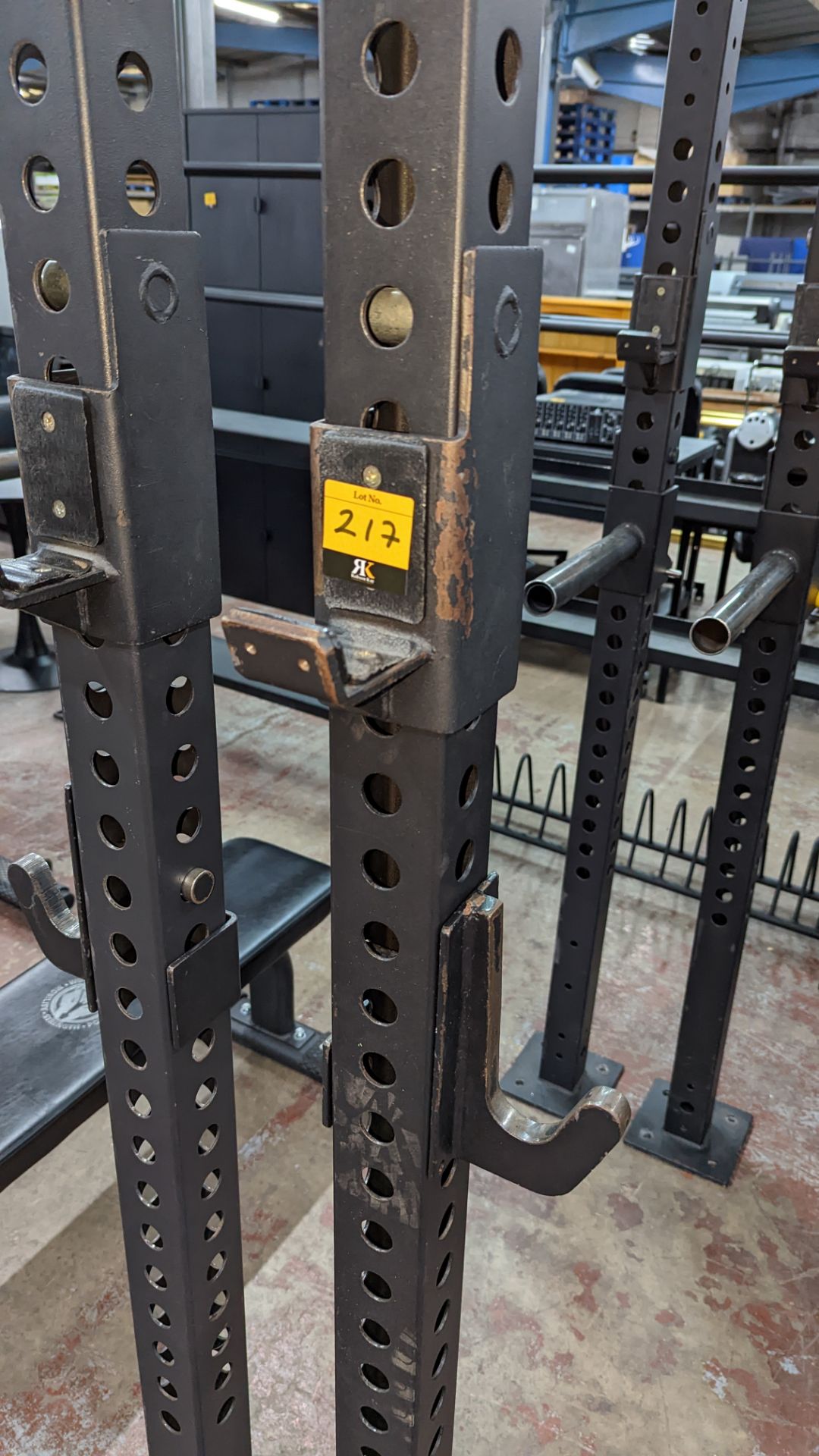 Power Rack comprising four vertical supports (each approximately 250 cms tall), four horizontal rods - Image 4 of 7