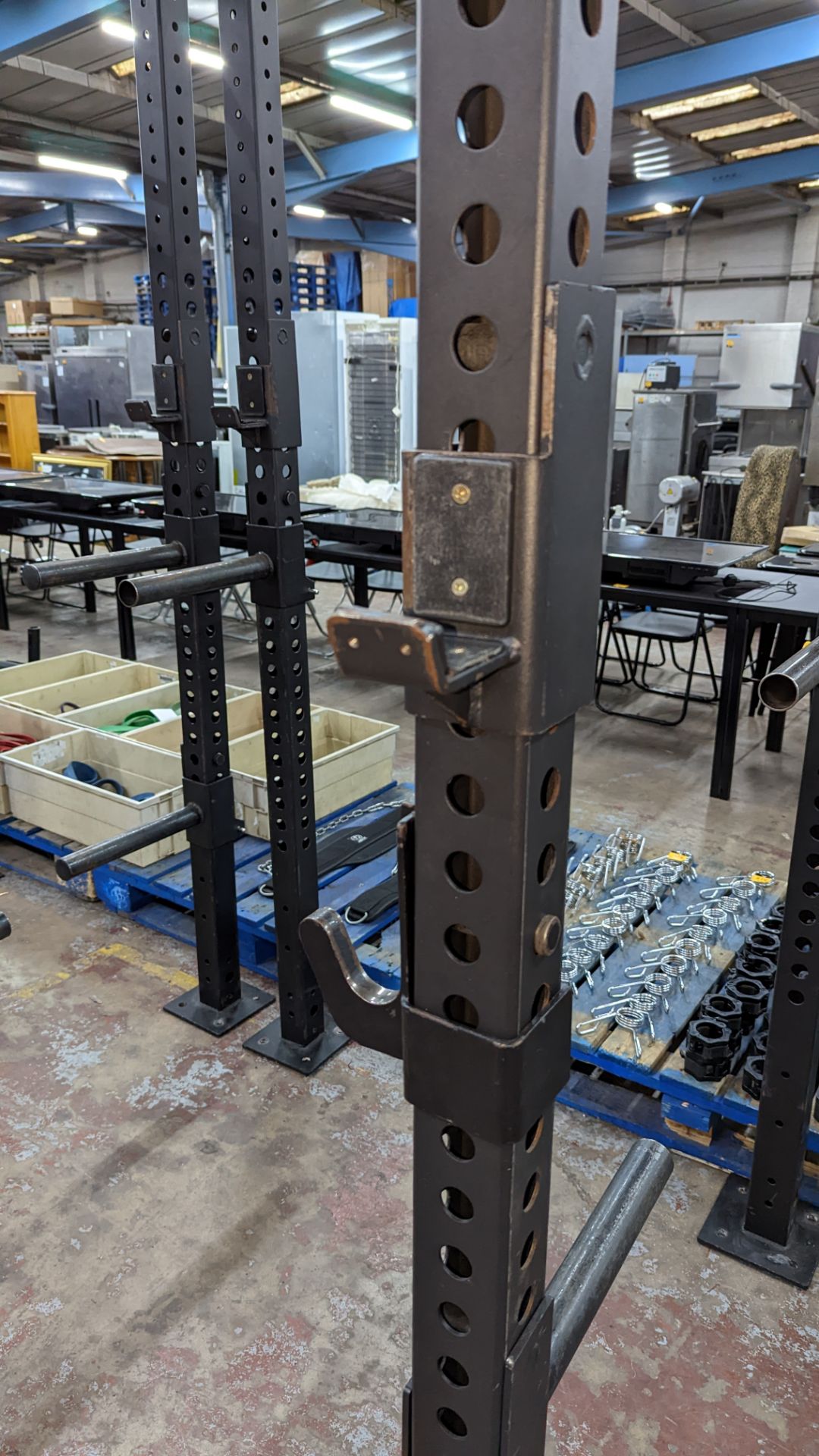 Power Rack comprising four vertical supports (each approximately 250 cms tall), four horizontal rods - Image 4 of 9