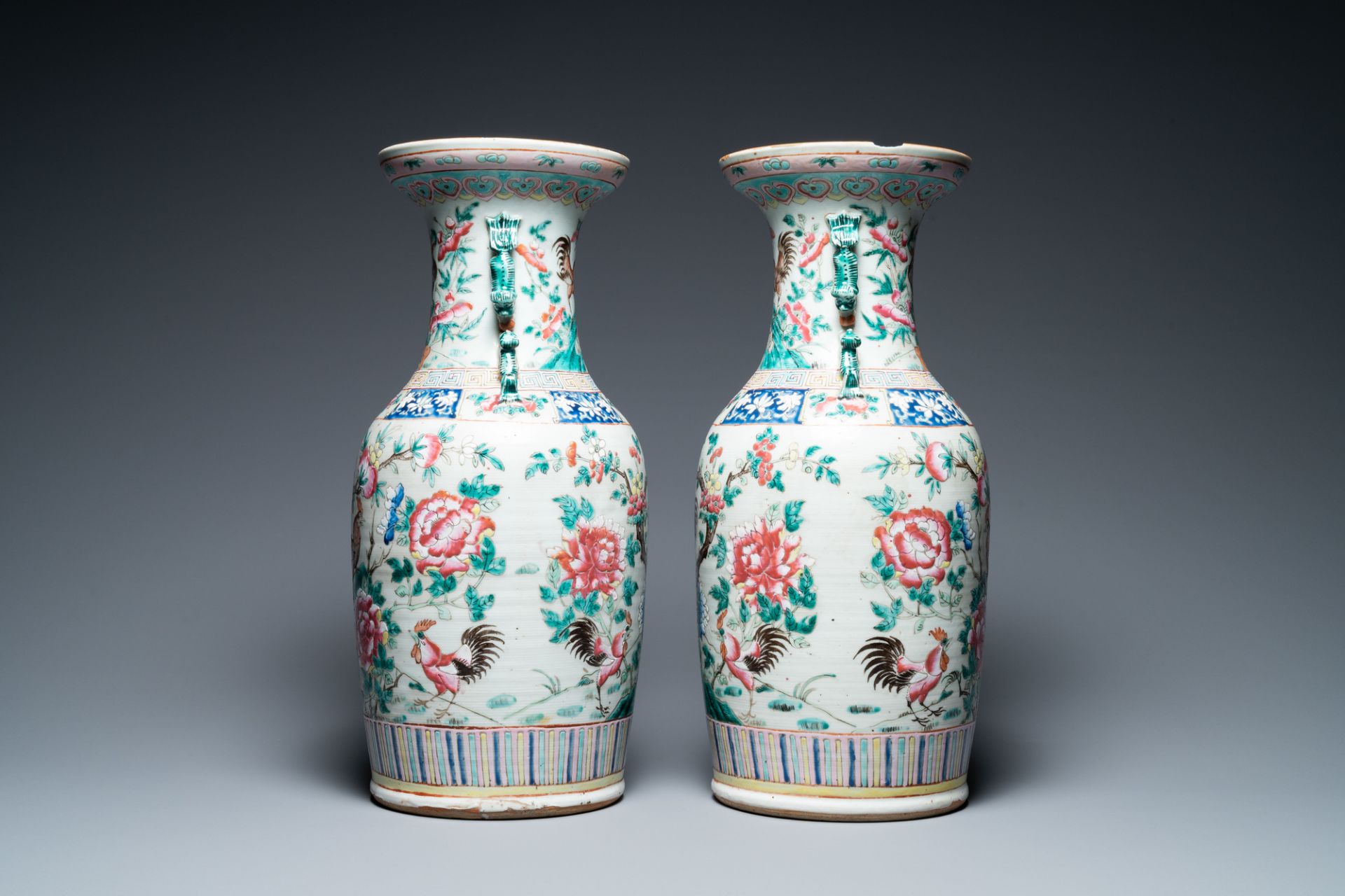 A pair of Chinese famille rose 'rooster' vases, 19th C. - Bild 4 aus 6