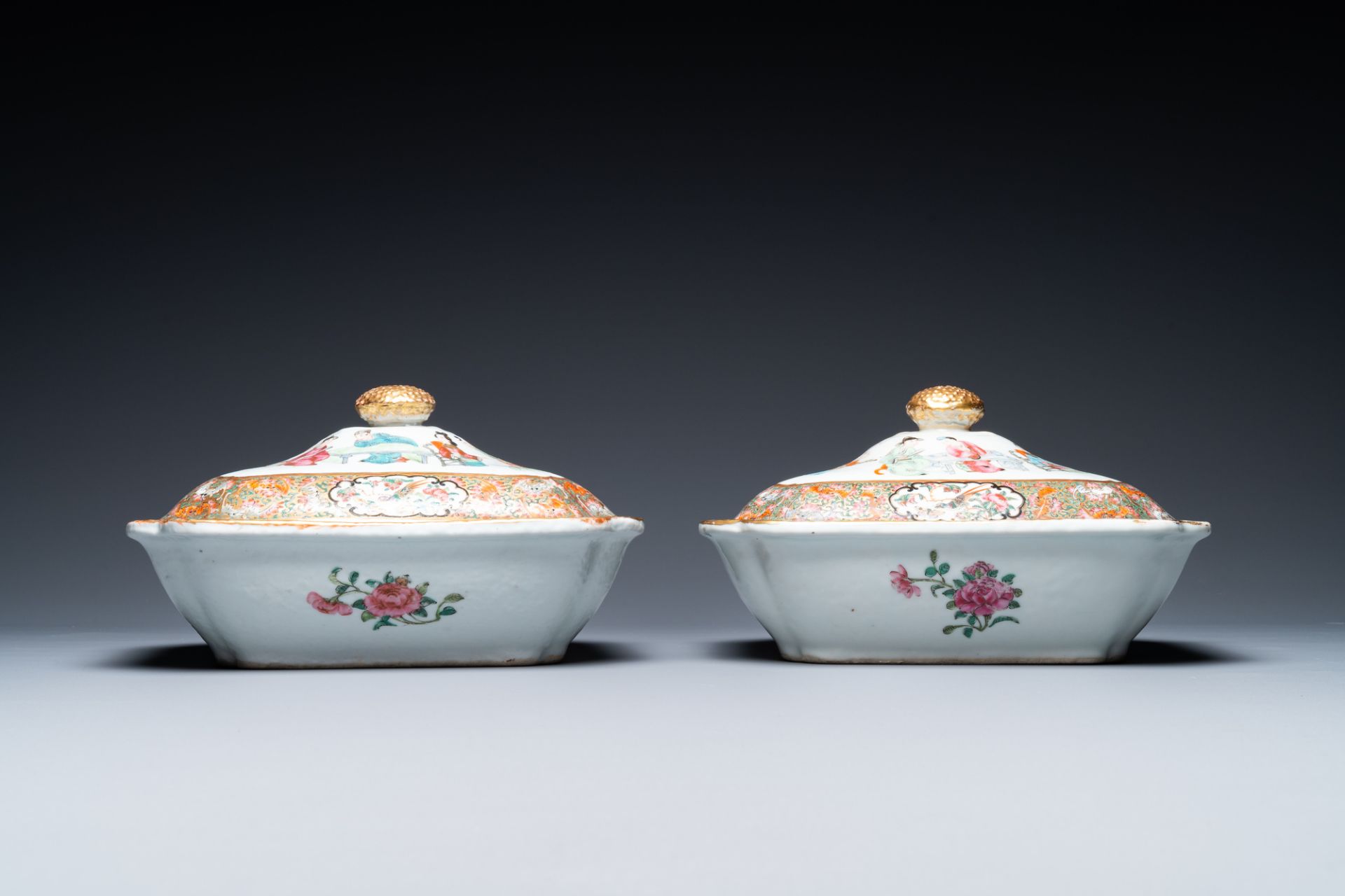 An extensive Chinese Canton famille rose dinner service, 19th C. - Image 39 of 48