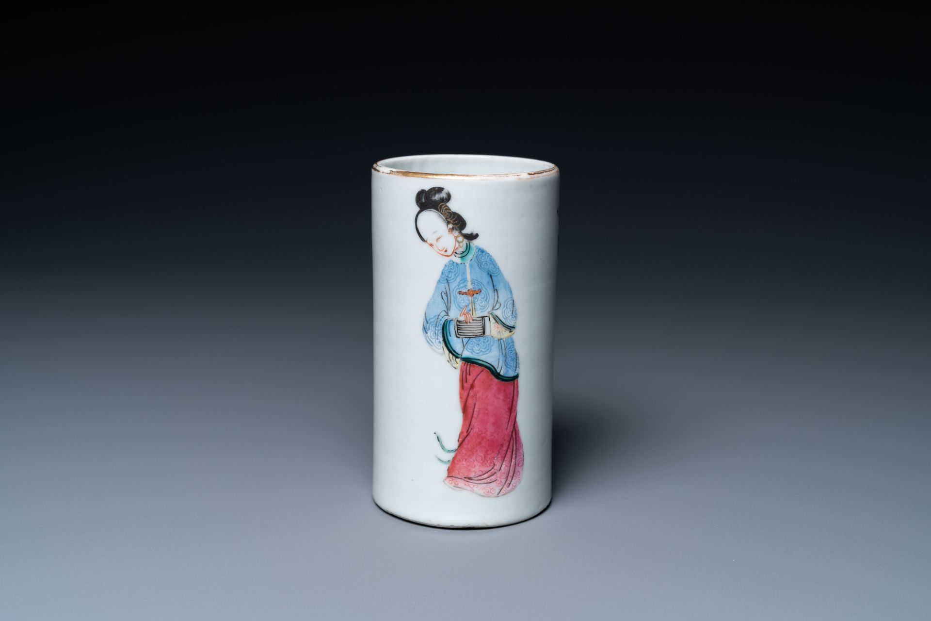 A Chinese famille rose 'Wu Shuang Pu' brush pot, Yongzheng mark, 19th C. - Bild 2 aus 14