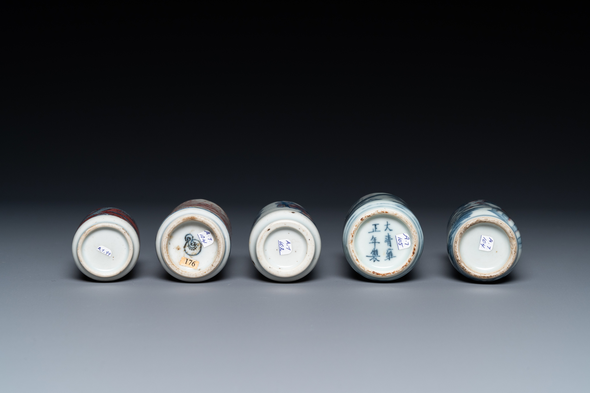 Five Chinese blue, white and copper-red snuff bottles, 18/20th C. - Image 7 of 7