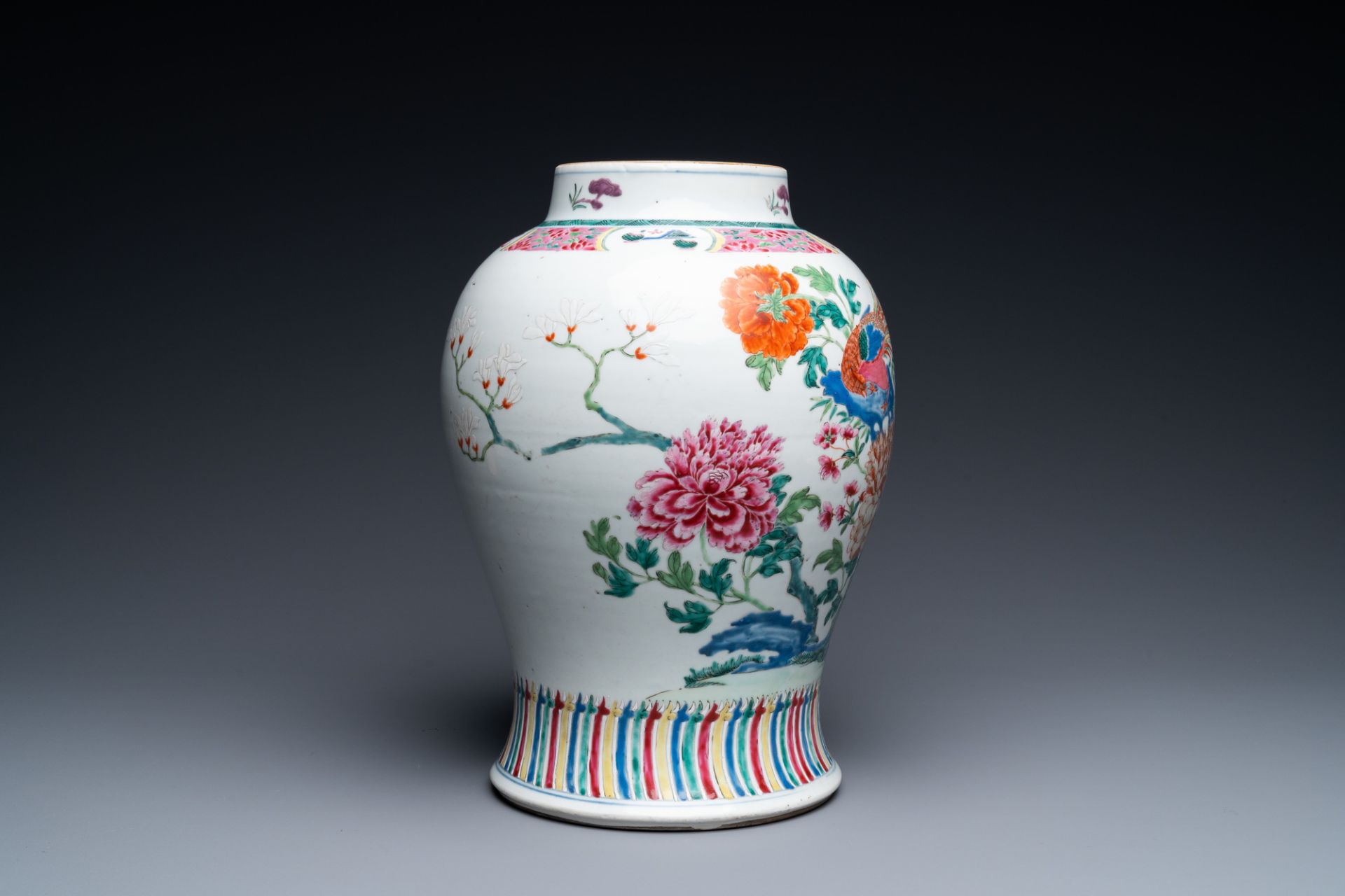 A Chinese famille rose vase with birds among blossoming branches, Qianlong - Bild 5 aus 7