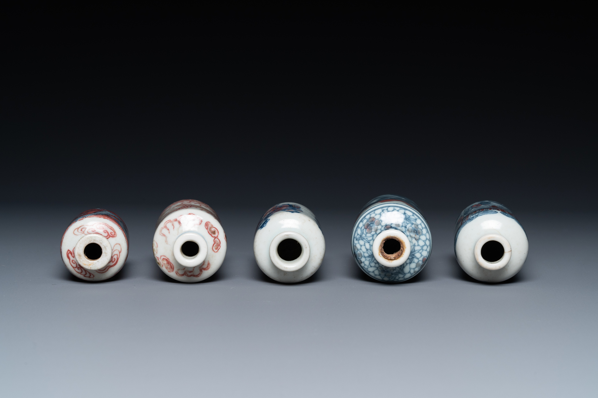 Five Chinese blue, white and copper-red snuff bottles, 18/20th C. - Image 6 of 7