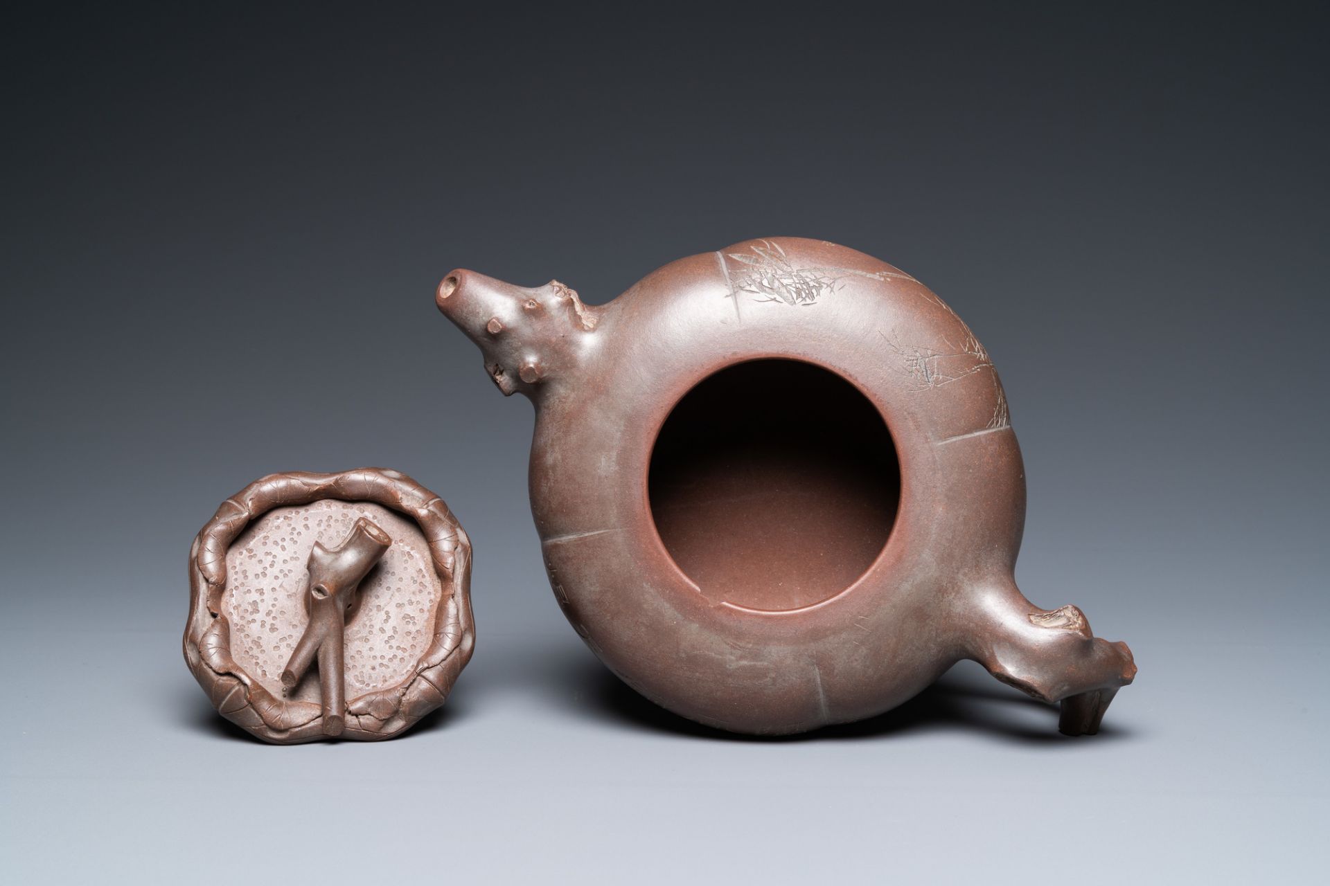 A Chinese melon-shaped Yixing stoneware teapot, signed Qi Tao (Wu Hanwen) and dated 1923 - Image 6 of 16