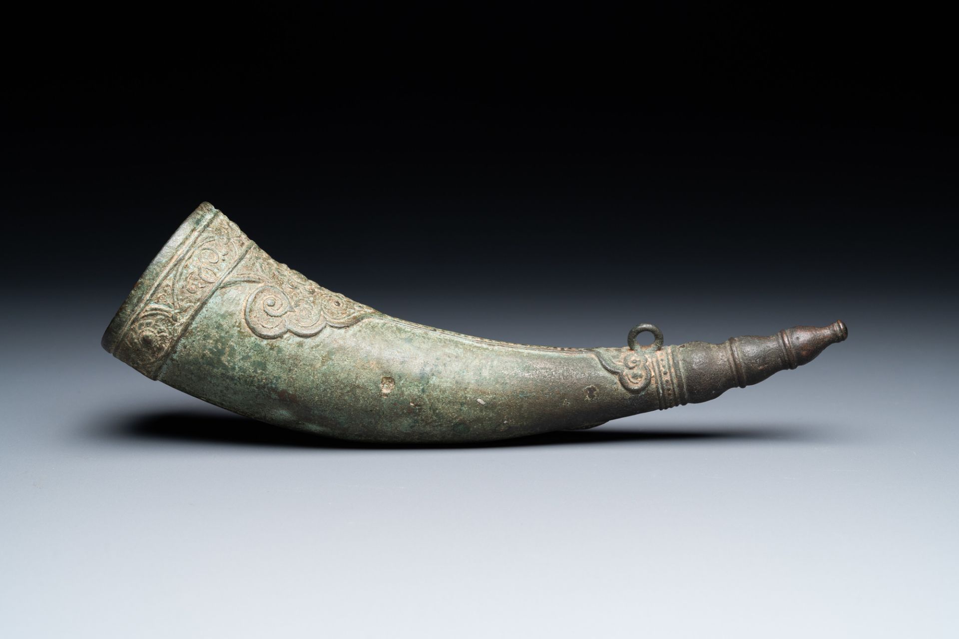 A Vietnamese bronze 'Oliphant' horn or rhyton, L or M_c dynasty, 15/16th C. - Image 4 of 12
