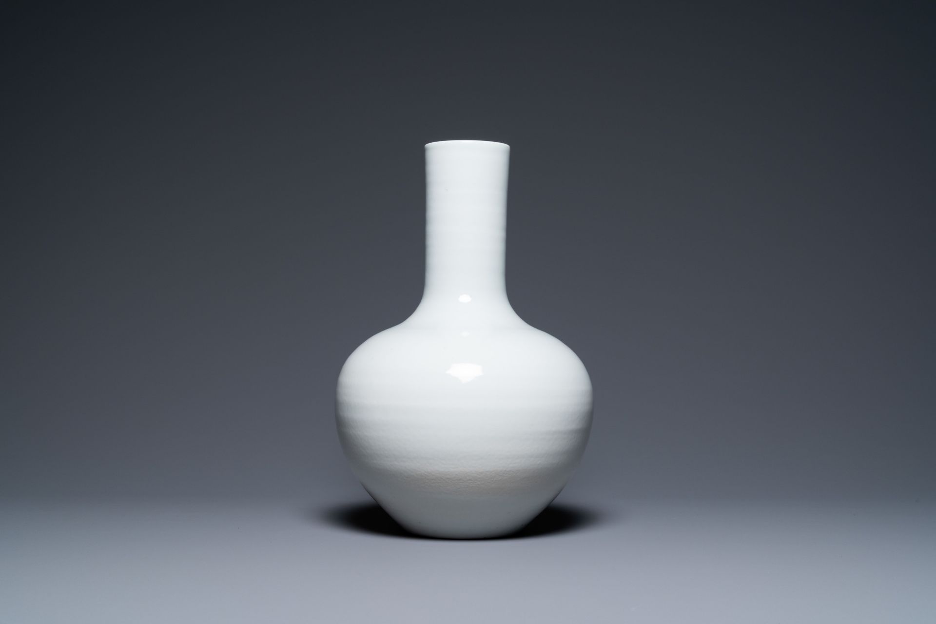 A Chinese monochrome white-glazed 'tianqiu ping' vase, 18/19th C. - Image 3 of 6