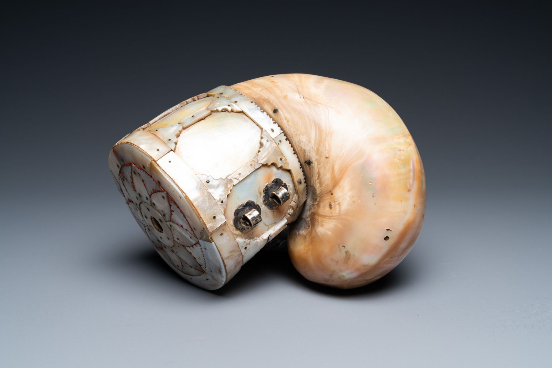 An Indo-Portuguese mother-of-pearl and nautilus shell powder horn, Gujarat, India, 17/18th C. - Image 9 of 9